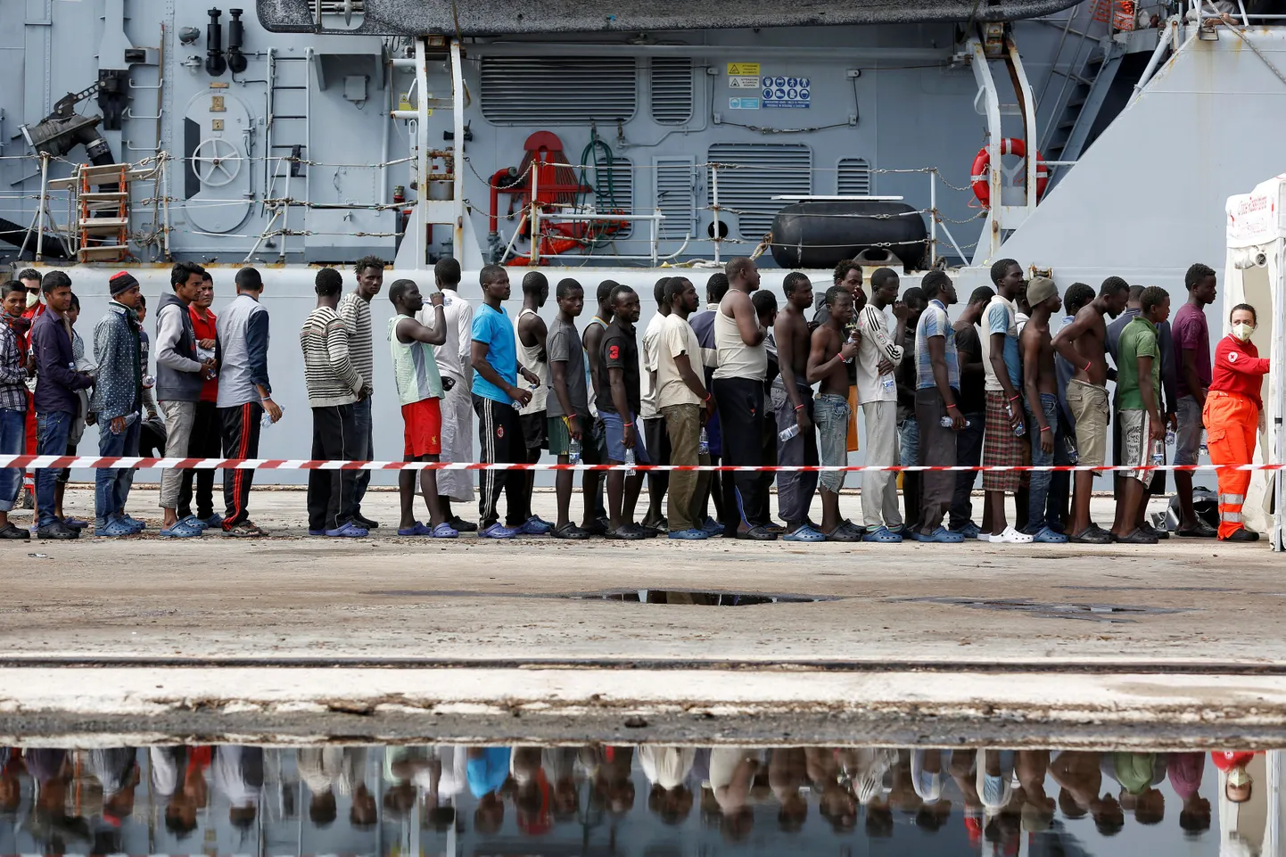 Migrandid möödunud reedel Sitsiilia sadamas pärast Itaalia mereväealusega maabumist.