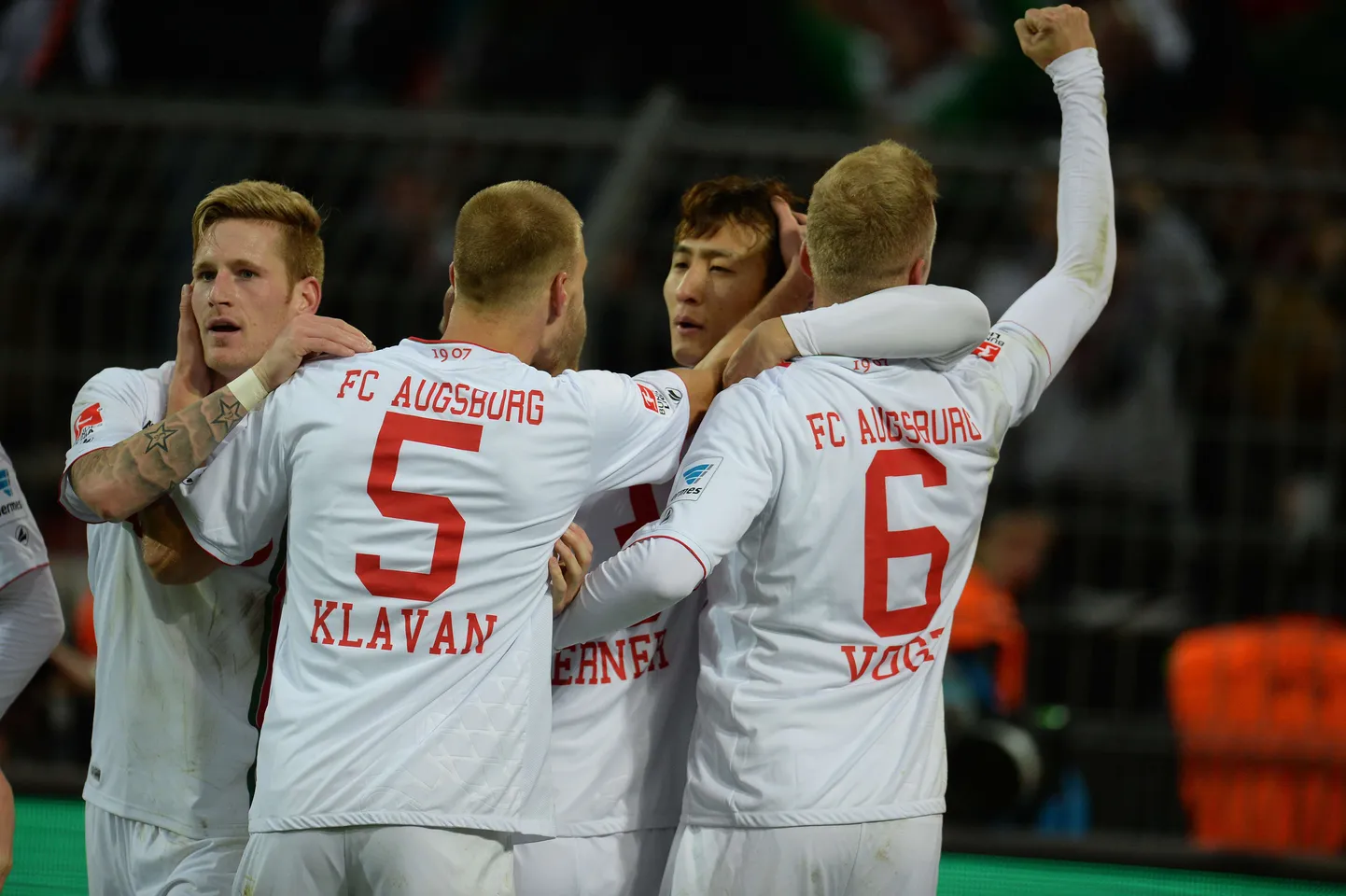 FC Augsburgi mängijad väravat tähistamas. Ragnar Klavan (nr. 5).