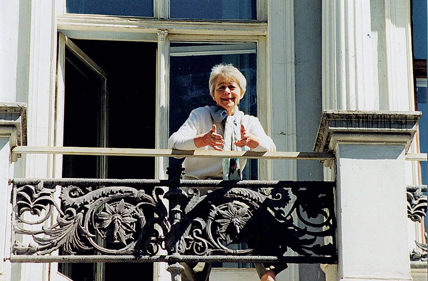 Helju Vals Postimehe Tartu maja rõdul  mais 1999.