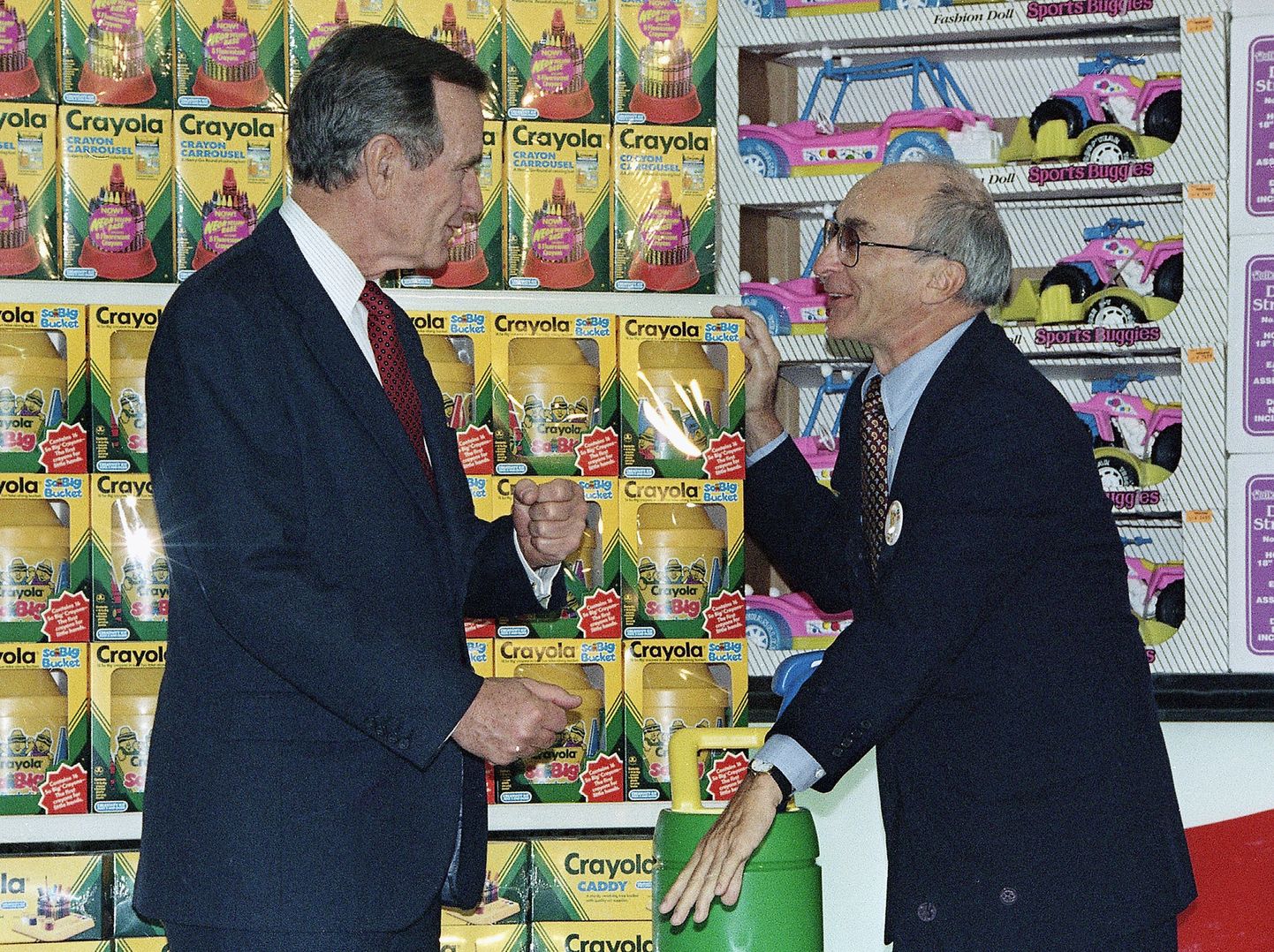 President George H. Bush ja mänguasjakuningas Charles Lazarus 1992. aastal.