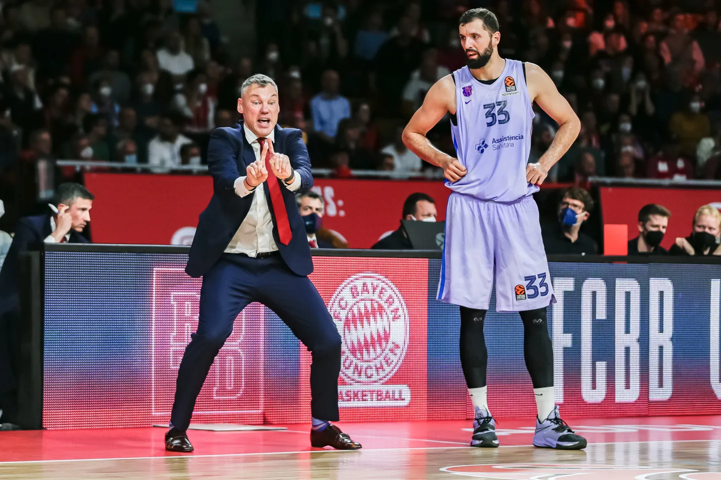 Šarunas Jasikevicius (vasakul) ja Nikola Mirotic.