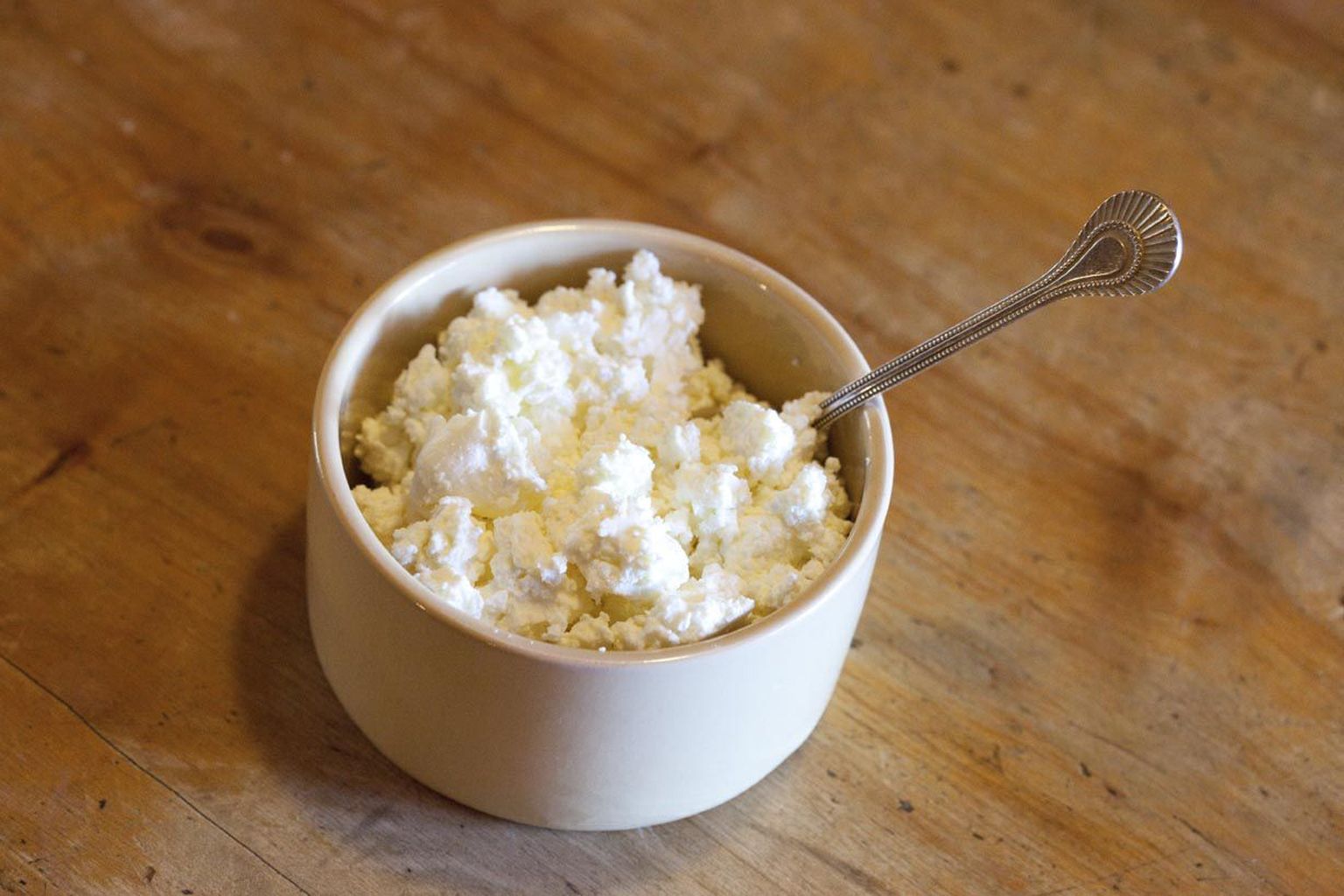 Kodujuustu süüakse Tomingase peres meelsasti kartuli kõrvale:  kodujuustule on vaja lisada vaid pisut soola ja maitserohelist.