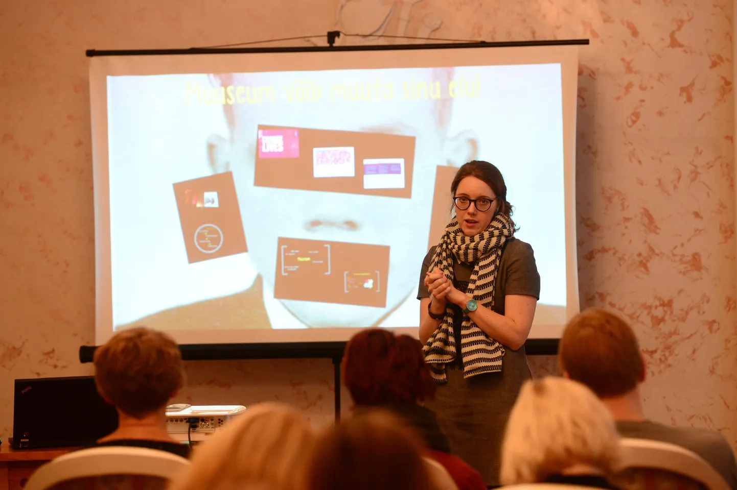 Okupatsioonide muuseumi direktor 
Merilin Piipuu tunnistas, et tema ette­kande pealkiri «Muuseum võib muuta sinu elu» kõlab idealistlikult, kuid muuseumidel tuleks selle poole püüelda.