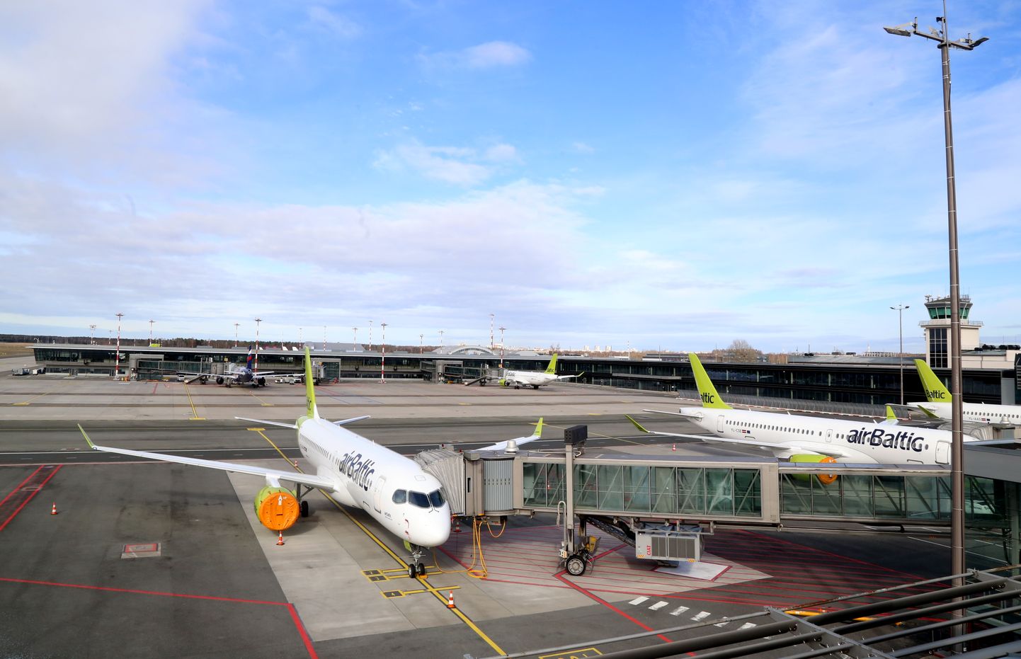 "airBaltic" lidmašīnas starptautiskajā lidostā "Rīga", kur jaunā koronavīrusa izraisītās slimības „Covid-19” izplatības mazināšanai uz ārkārtas situācijas laiku līdz 14.aprīlim apturēti visi starptautiskie pasažieru pārvadājumi.