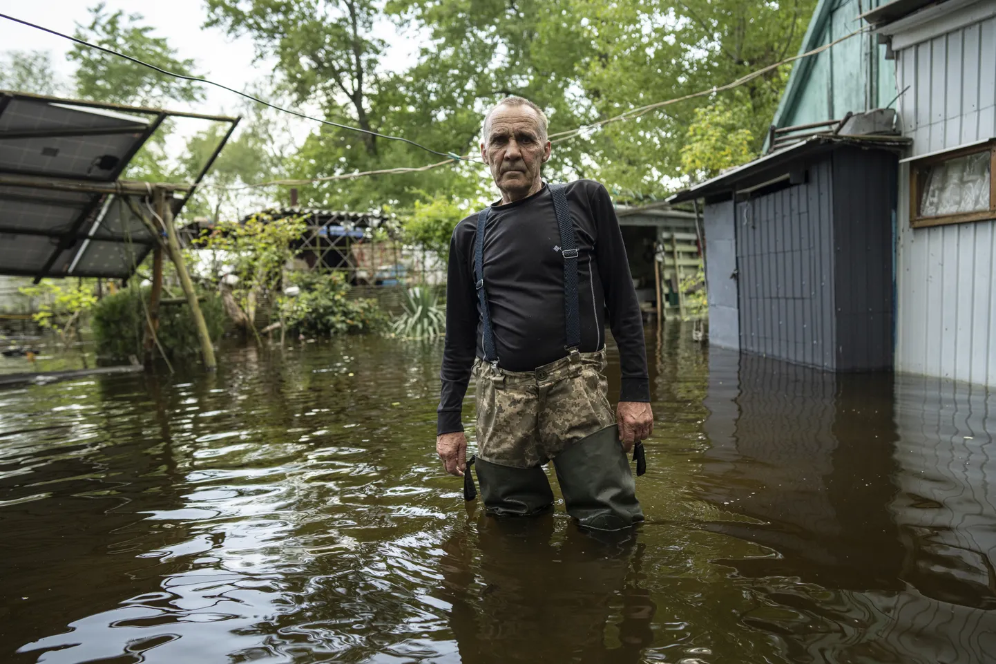 Уровень воды угрожал местным жителям еще до взрыва Каховской дамбы. Причиной стало частичное разрушение сооружений во время отступления российских войск в прошлом году. Фото сделано 18 мая 2023 года.
