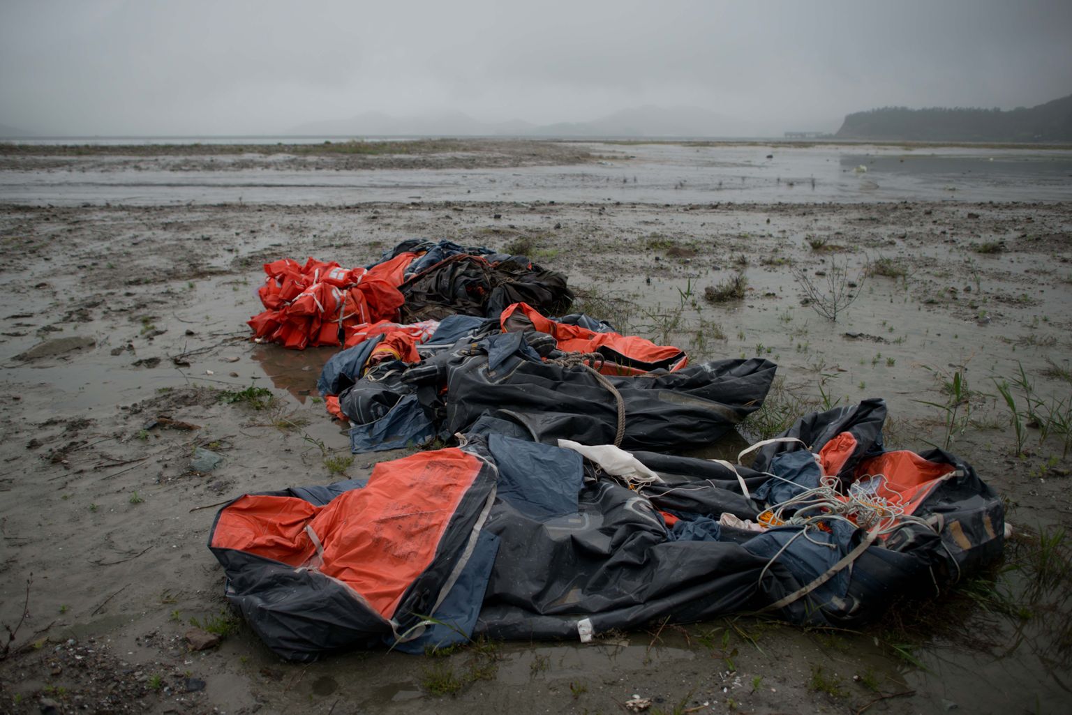 Merest leitud päästeparved ja -vestid Jindo sadama lähedal.
