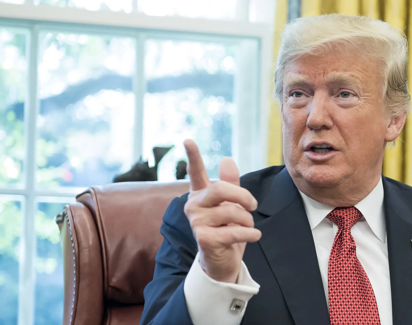 Donald Trump ajakirjanikega rääkimas.