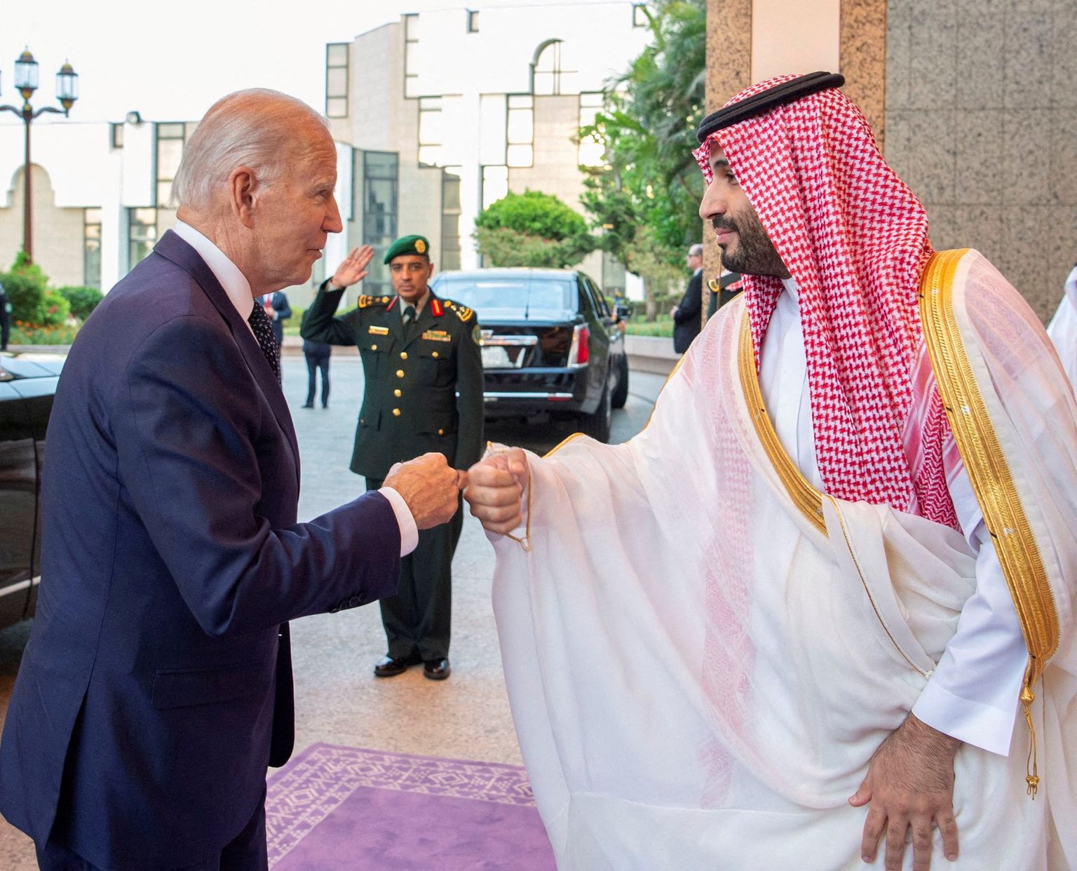Saudi kroonprints Mohammed bin Salman (paremal) tervitamas USA presidenti Joe Bidenit Jiddah's 15. juulil 2022.