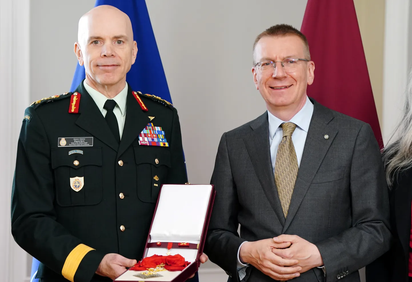 Командующий вооруженными силами Канады генерал Уэйн Эйр и президент Латвии Эдгар Ринкевич во время встречи в Рижском замке
