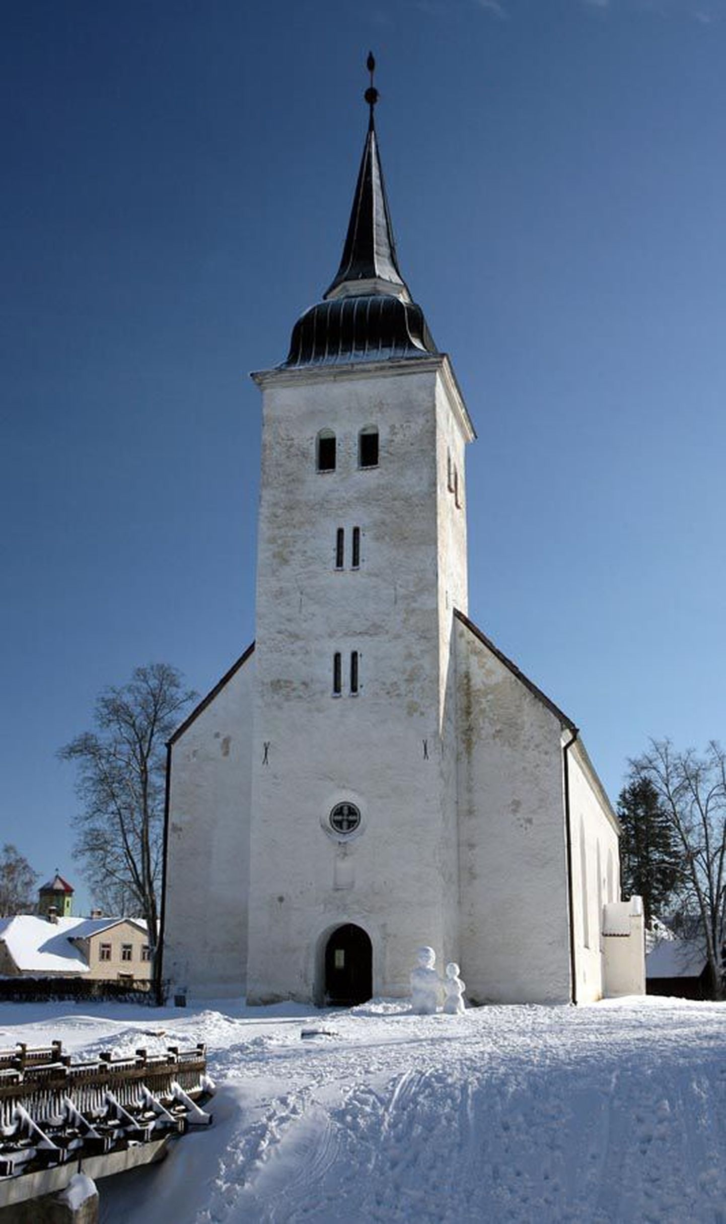 Vahepeal kaubalaona kasutusel olnud Viljandi Jaani kiriku taastamise peale hakati mõtlema 1989. aastal. 27. detsembril 1992 jõuti kiriku taaspühitsemiseni.