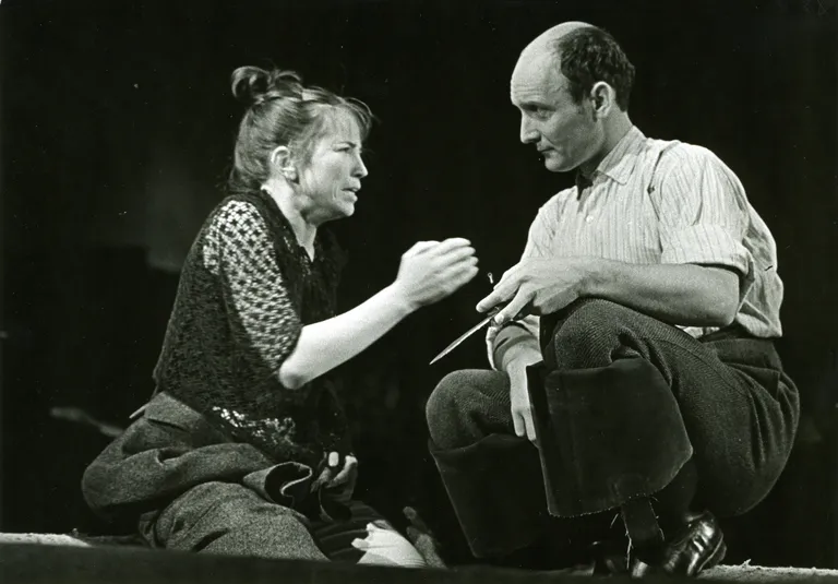 Kersti Kreismann Tiinana Voldemar Panso lavastuses «Inimene ja inimene» (1972).Fotol Kersti Kreismann ja Mati Klooren.