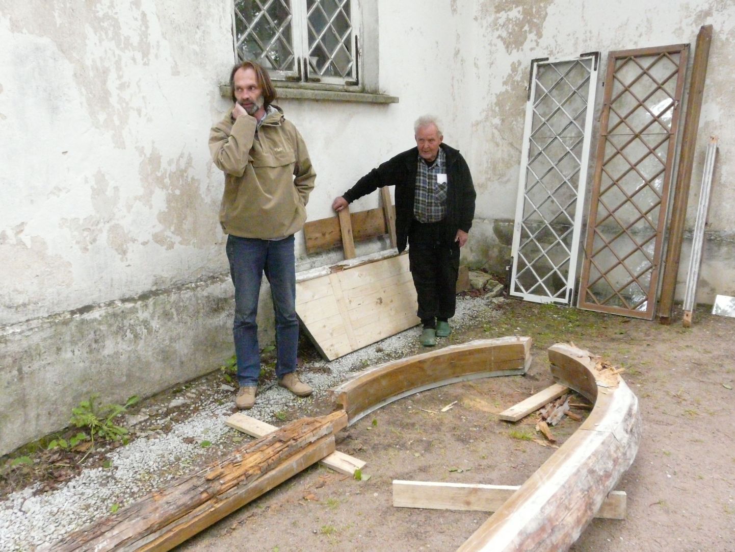 Juhan Kilumets(vasakul)ja Villu Jahilo tõdevad akna kehva olukorda.