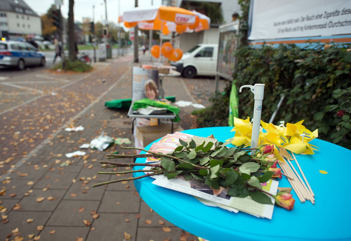 Lilled kohas, kus rassistlikult meelestatud mees lõi täna Kölni linnapeakandidaati noaga kaela.