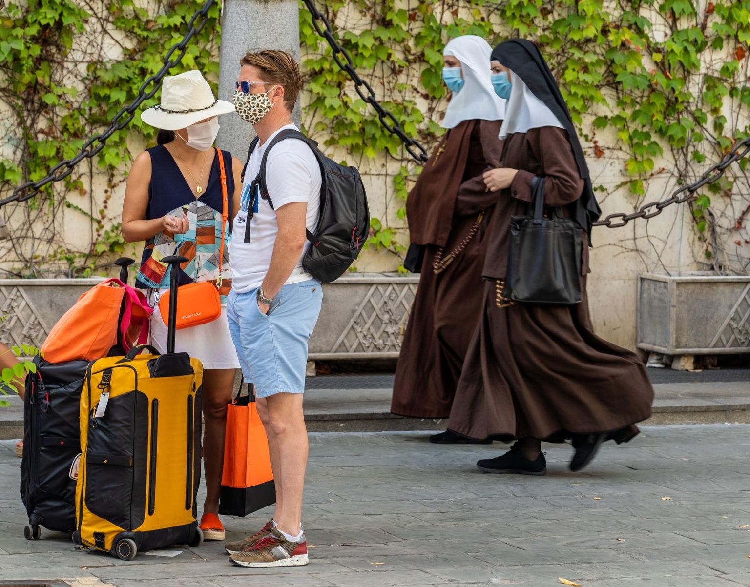 Turistid ja nunnad Sevilla tänaval.