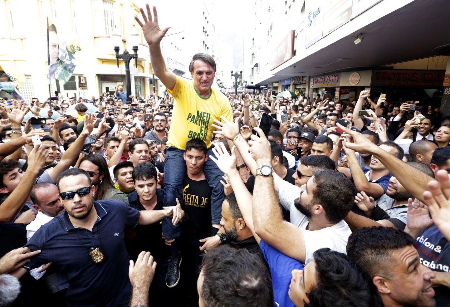 Jair Bolsonaro enne pussitamist toetajate õlgadel.