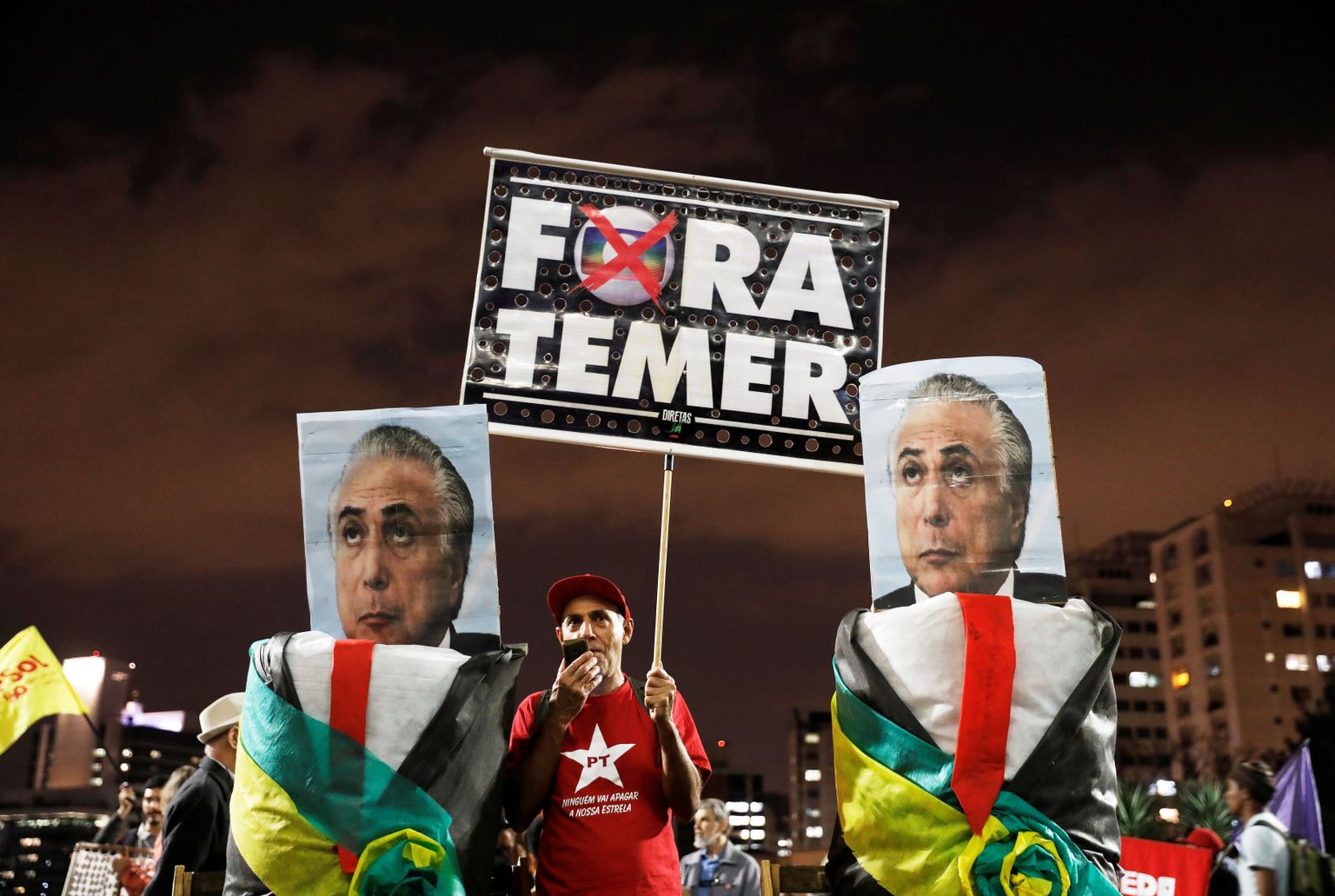 Meeleavalaja möödunud nädalal president Michel Temeri tagasiastumist nõudnud meeleavaldusel São Paulos.