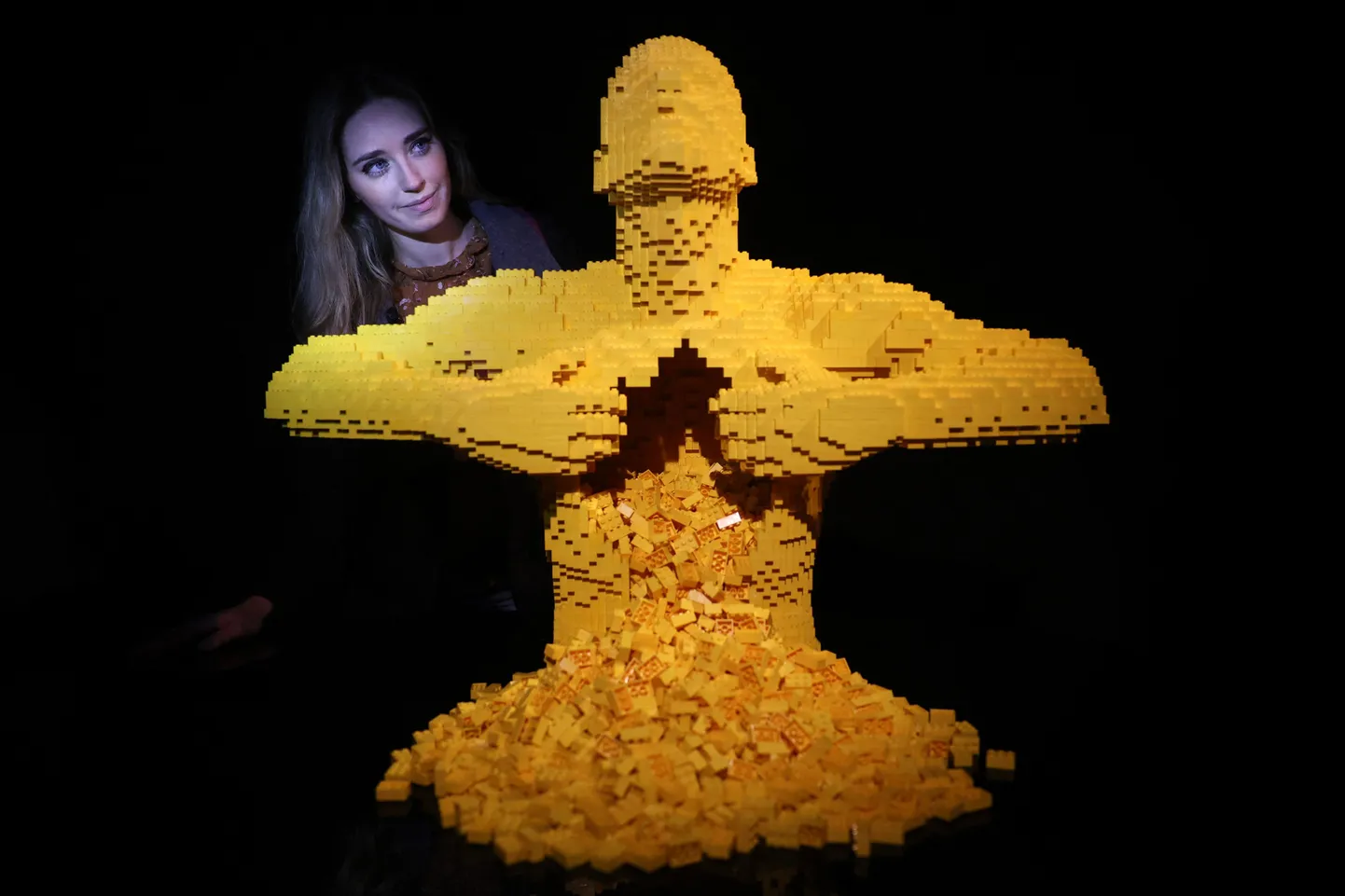 Kunstnik Nathan Sawaya loodud teos «Kollane» väljendab valu, mida tekitab palja jalaga ühe pisikese LEGO klotsi peale astumine.