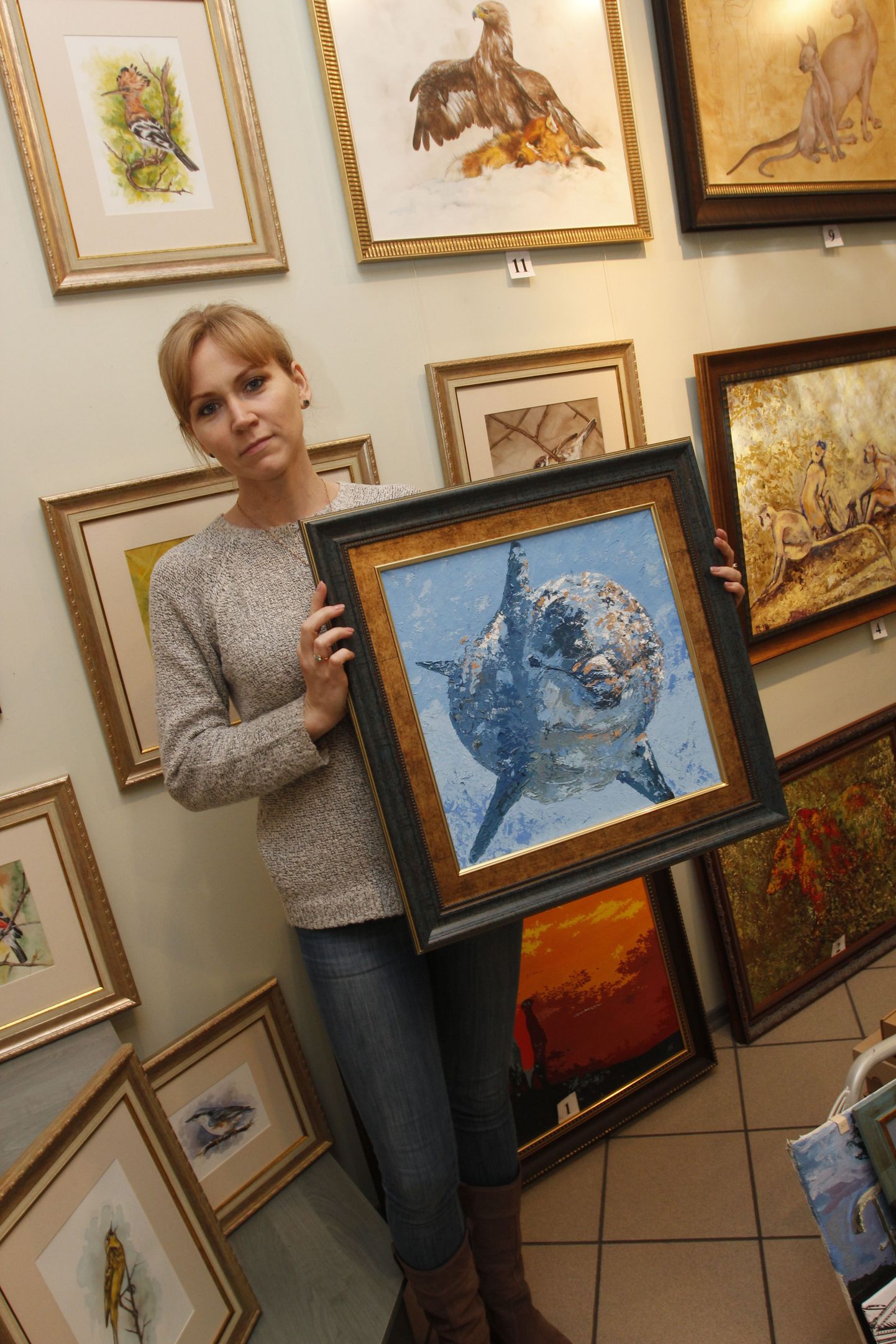 Kunstnik Ekaterina Zelenova koos oma piltidega Gildi galeriis.