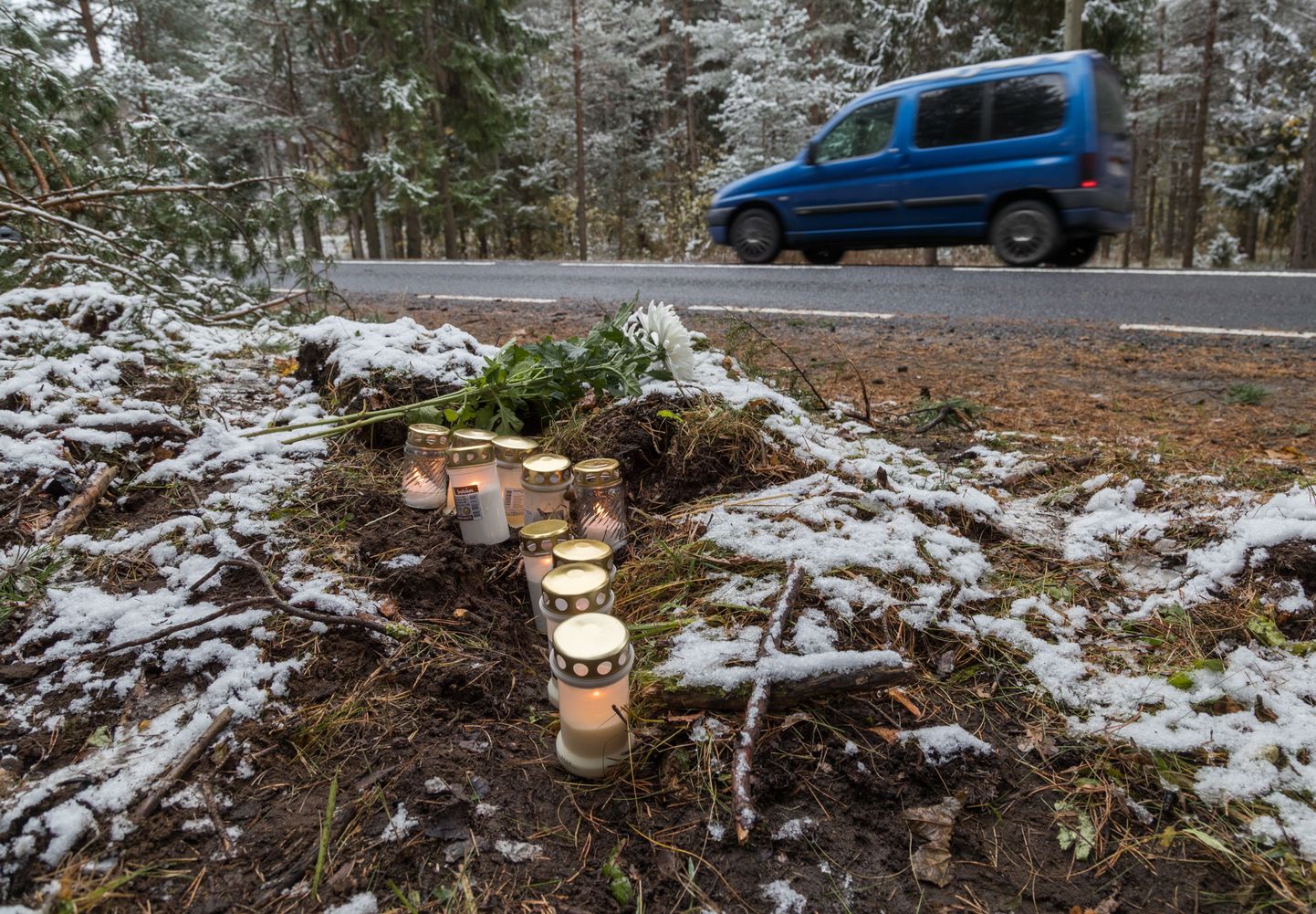 Tallinnas Pärnamäe teel hukkus ööl vastu teisipäeva juhitavuse kaotanud ja vastu puud sõitnud autos kolm noort meest.