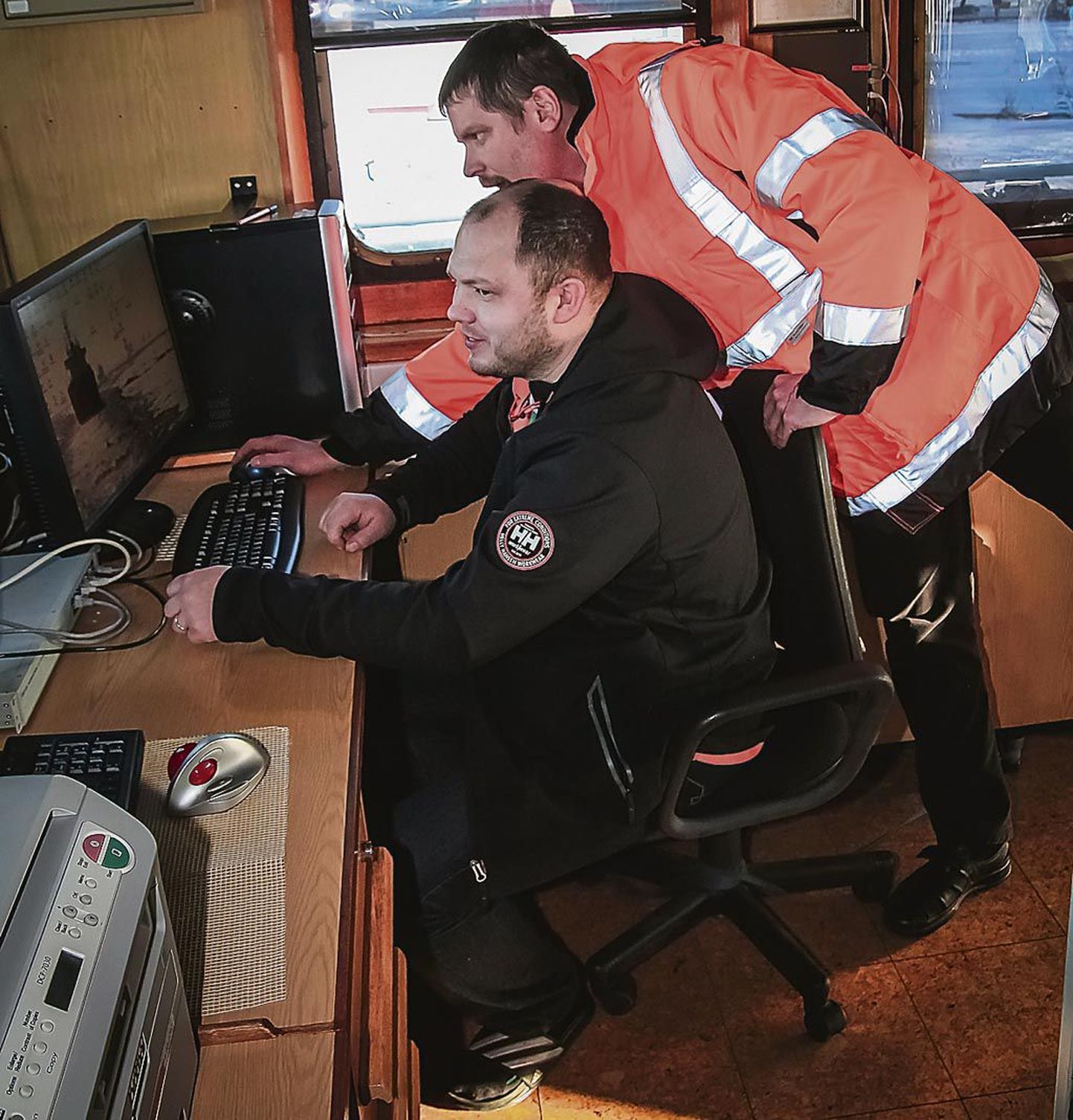 Vanemtüürimees Kalle Kruusemendi (istub) ja kapten Indrek Sülla üks päevatöid peale navigeerimise ja laevajuhtimise on hoida silm peal Pärnu lahe jääkaardil.