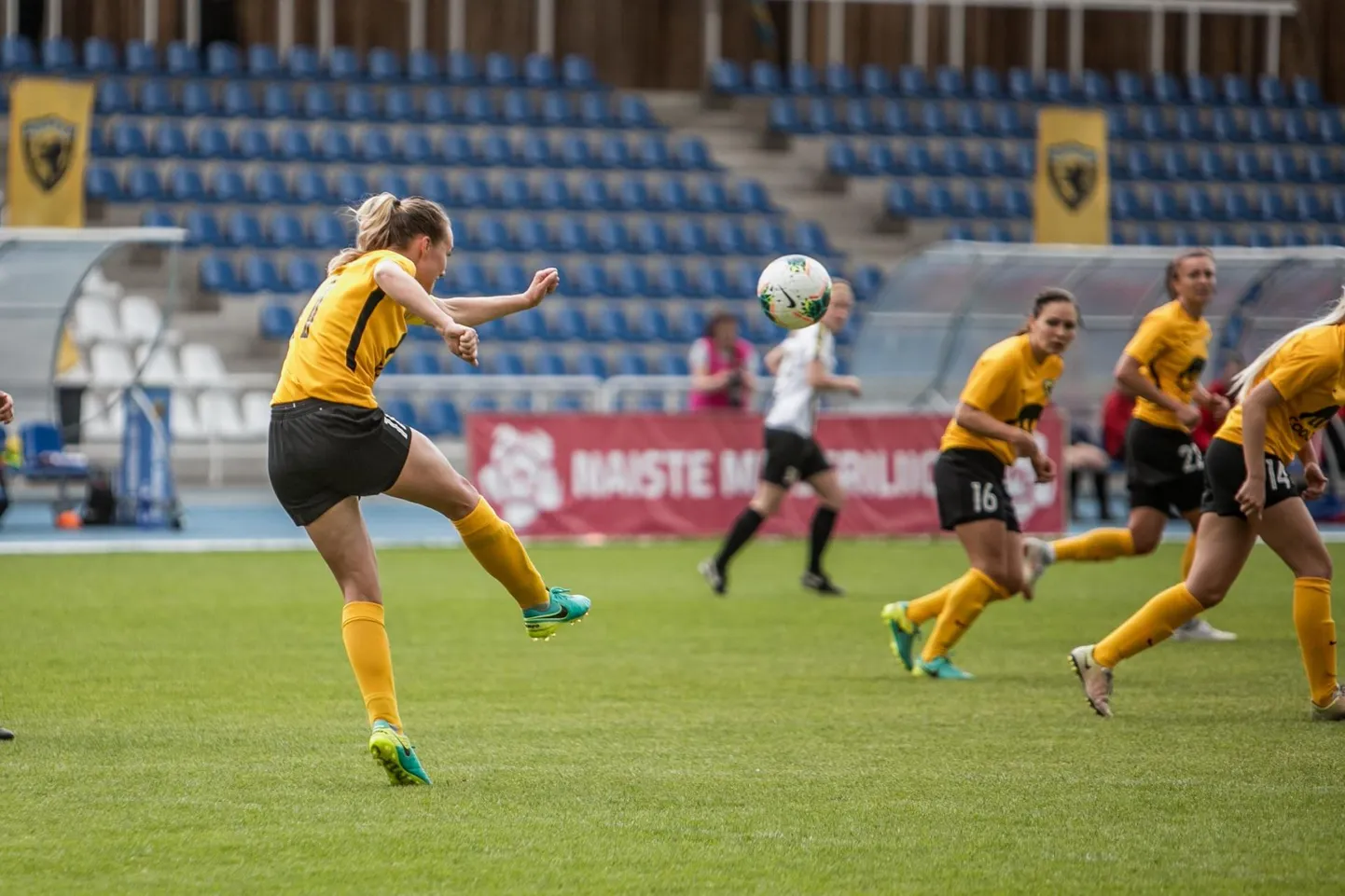 Pärnu Vapruse naiskond võitis  Rannastaadionil Viljandi JK Tuleviku ja Suure-Jaani Unitedi ühendnaiskonda.