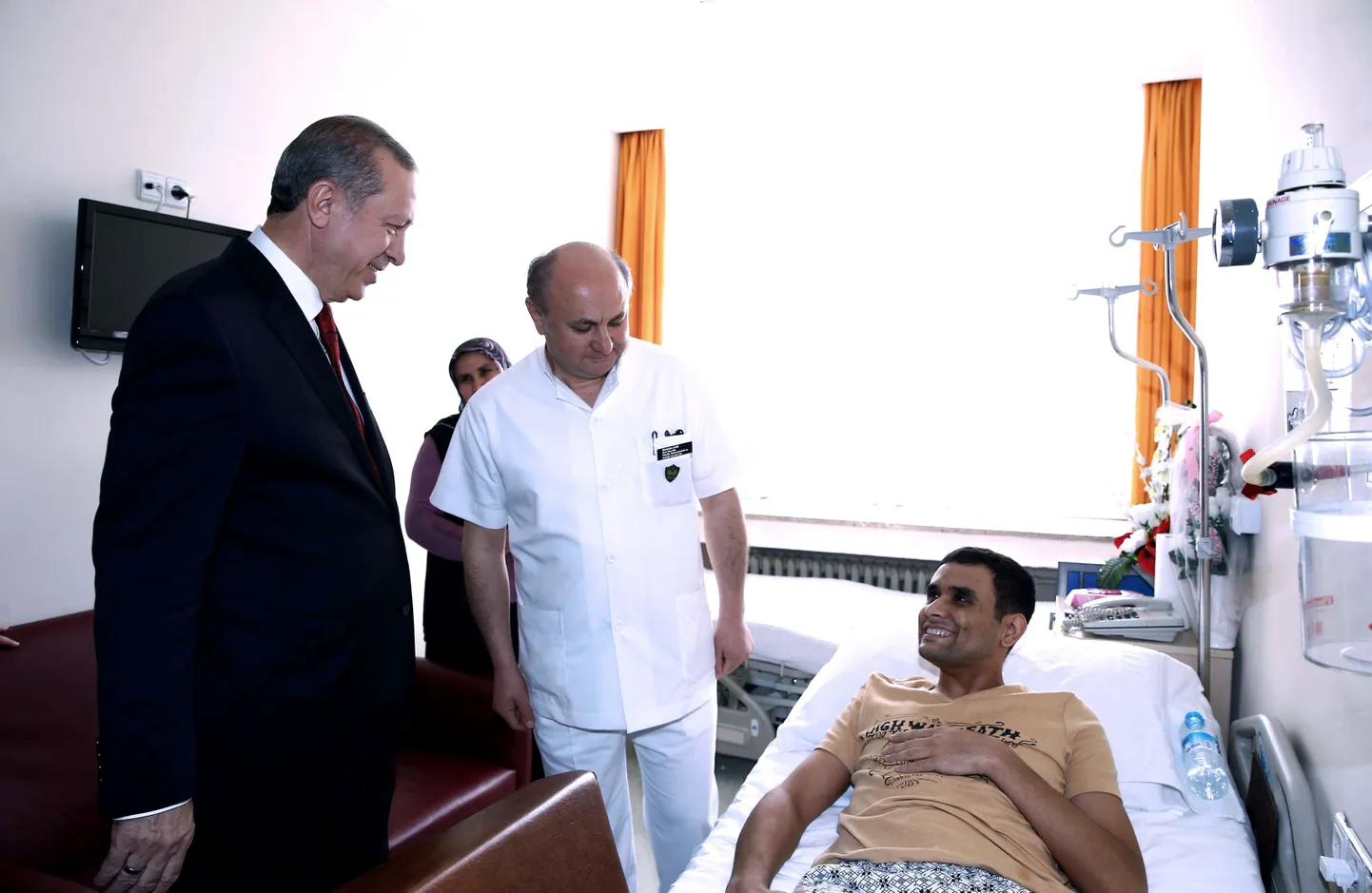 Türgi president Recep Tayyip Erdogan külastamas veebruaris Ankara terrorirünnaku ohvrit Gulhane'i sõjaväehaiglas.