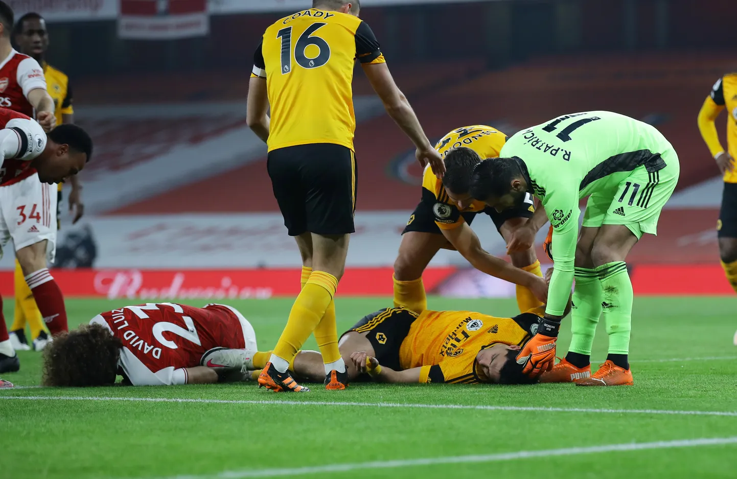 David Luiz ja Raul Jimenez pärast kokkupõrget.