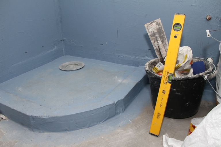Задача строителей была в том, чтобы убрать старую душевую кабинку и максимально опустить слив, чтобы можно было попадать в душ в инвалидной коляске.