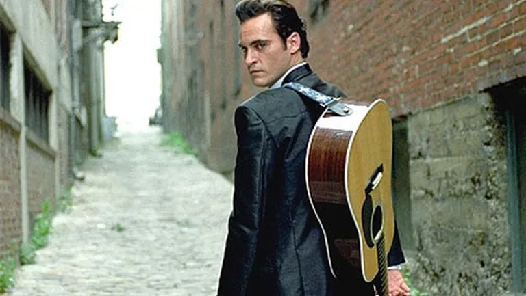 Hoakins Fīnikss 2005. gada filmā "Walk the Line", kurā viņš spēlē kantri mūzikas leģendu Džoniju Kešu
