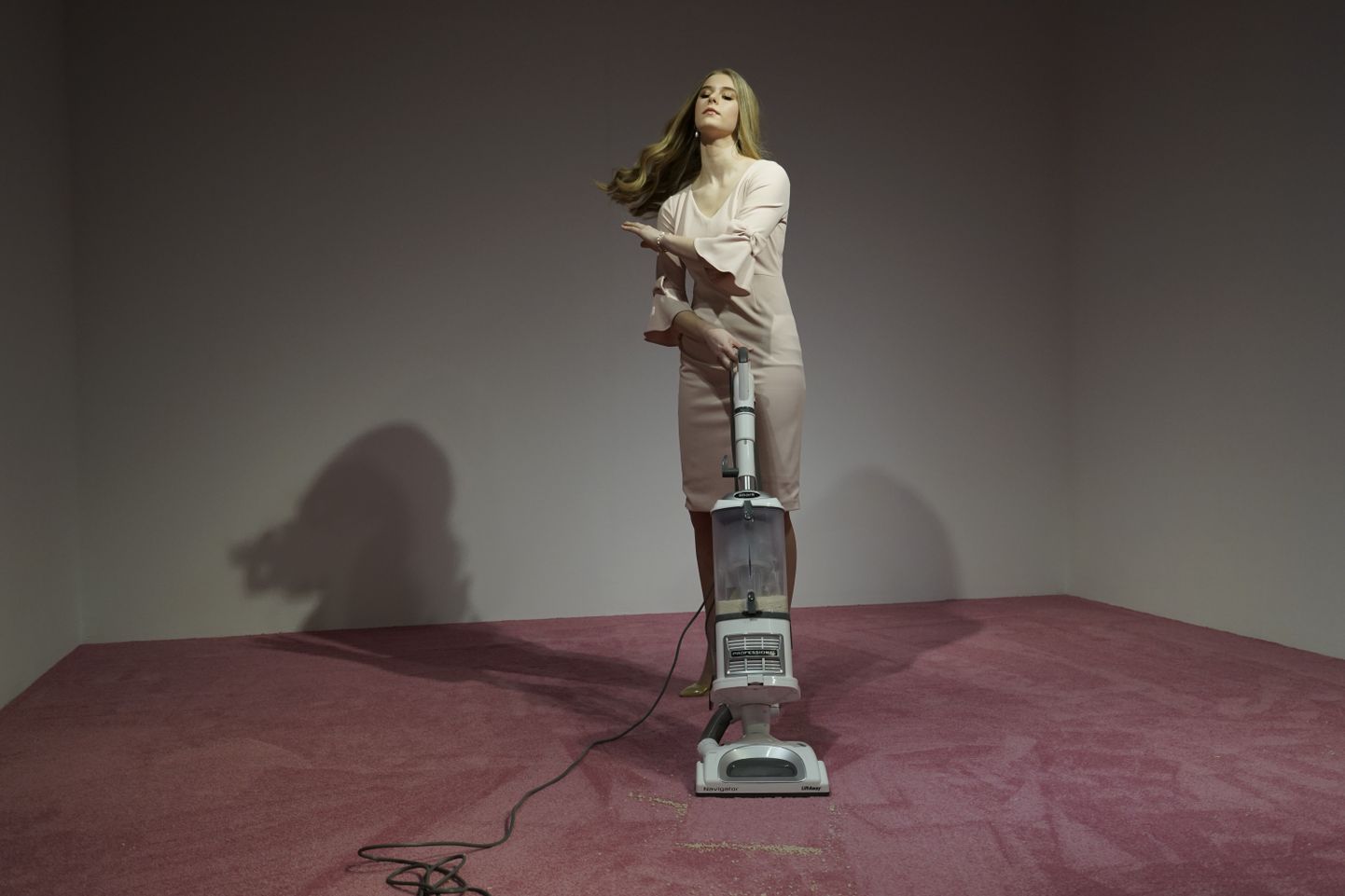 Jennifer Rubelli tegevuskunstiteos «Ivanka tolmu imemas» Washingtoni galeriis Flashpoint.