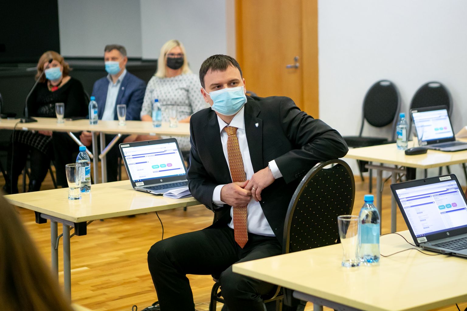 VALLAVANEM Madis Kallase Elegantne Tagasitulek Suur Plaan V i Pelgalt 
