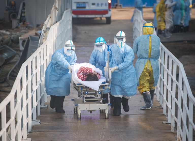 Hiina meditsiinitöötajad viimas koroonaviiruse nakkusega inimest haigla eriosakonda isolatsiooni