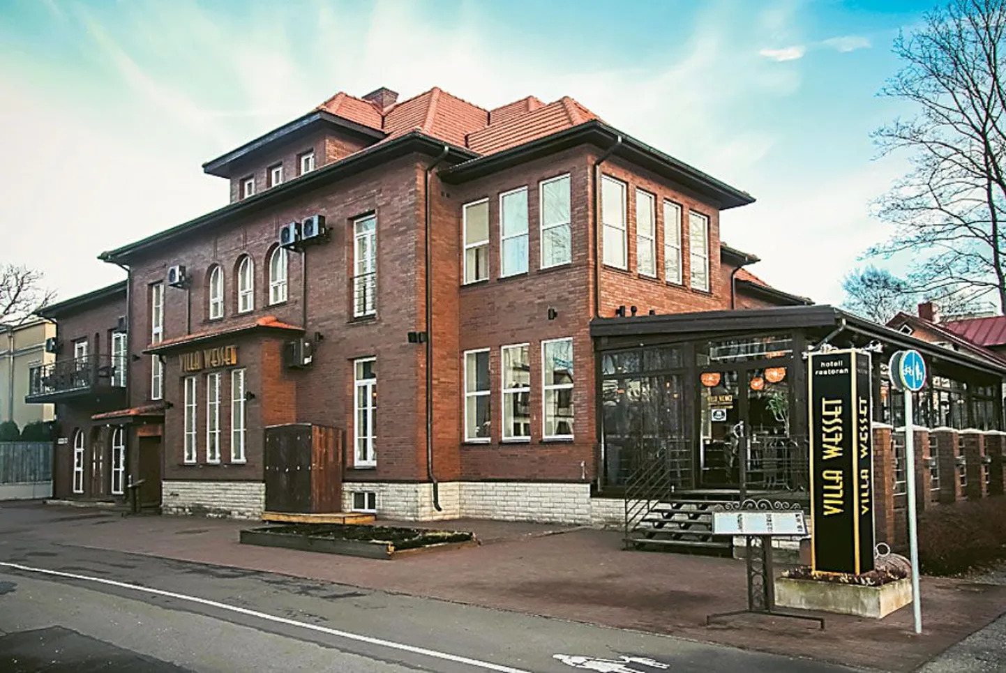 Supeluse ja Tammsaare ristmikul asuv Villa Wesset tunnistati mullusel Eesti kauni kodu konkursil Pärnu linna parima heakorraga teenindusettevõtteks.