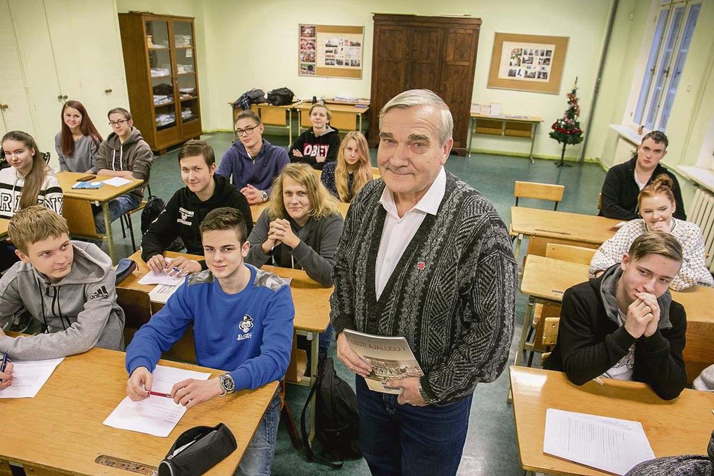 Sindi gümnaasiumi ajaloo- ja ühiskonnaõpetuse õpetaja Lembit Roosimäe oma klassis tunnis.