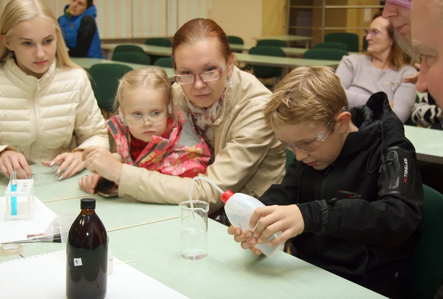 Teadlaste ööl saavad Virumaa kolledžis särada noored keemikud.