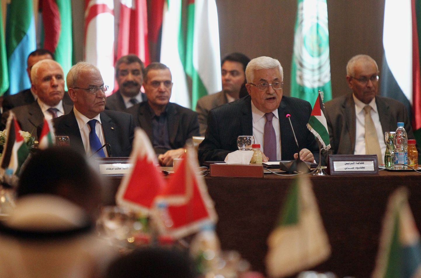 Palestiina president Mahmoud Abbas (ees paremal) ja läbirääkimiste juht Saeb Erakat (vasakul) Araabia Liiga tänasel kohtumisel.