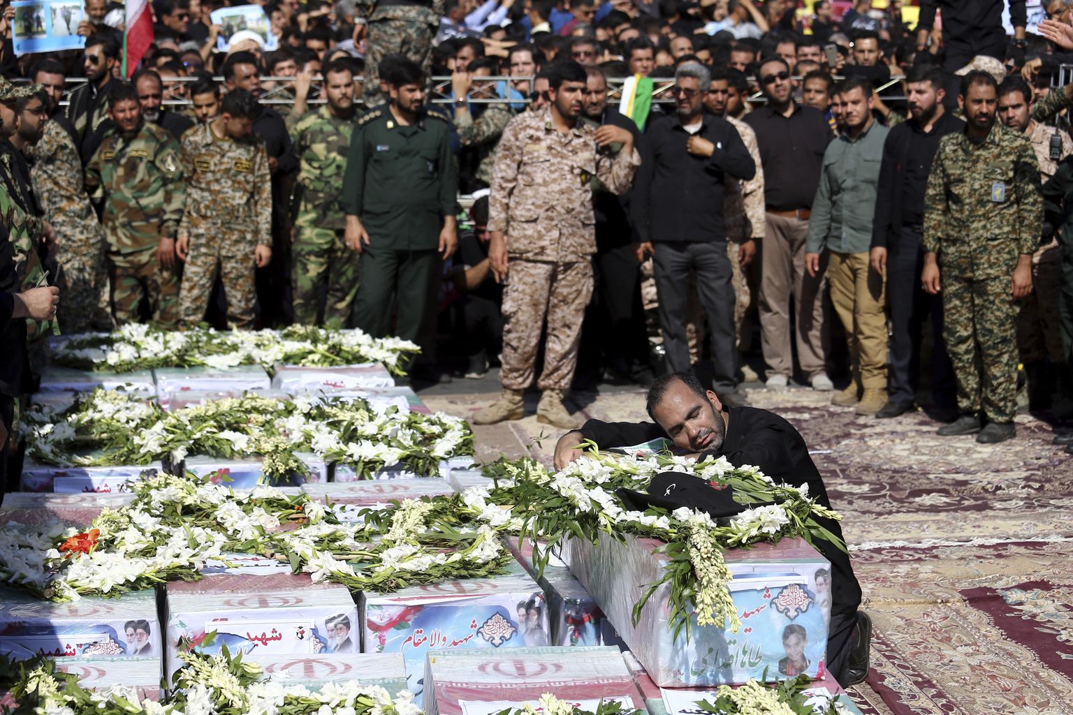 Terrorirünnakus hukkunute leinajad Ahvazis.
