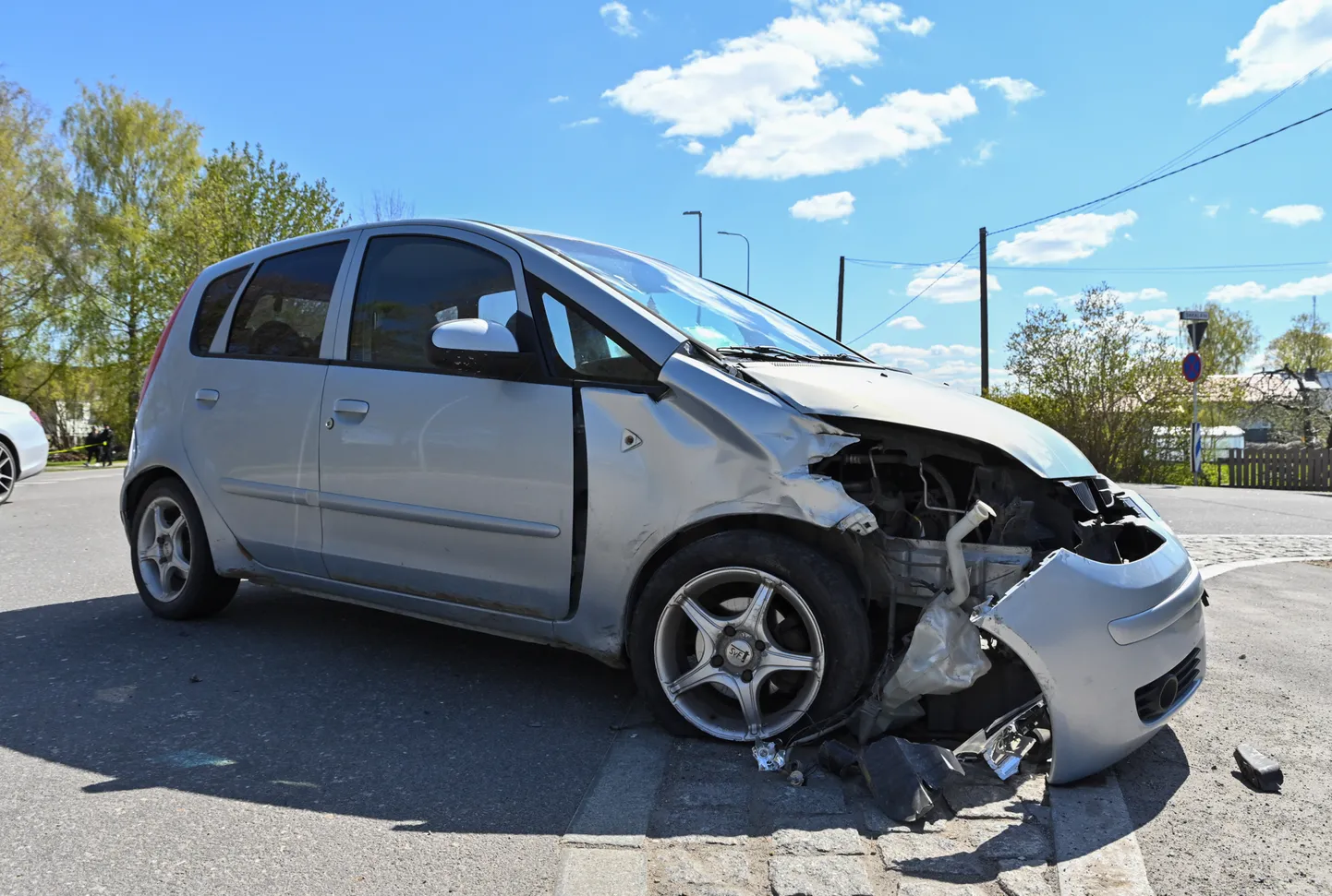 Väluste teel põrkasid kokku sõiduauto Mitsubishi ja järelkäruga Toyota.