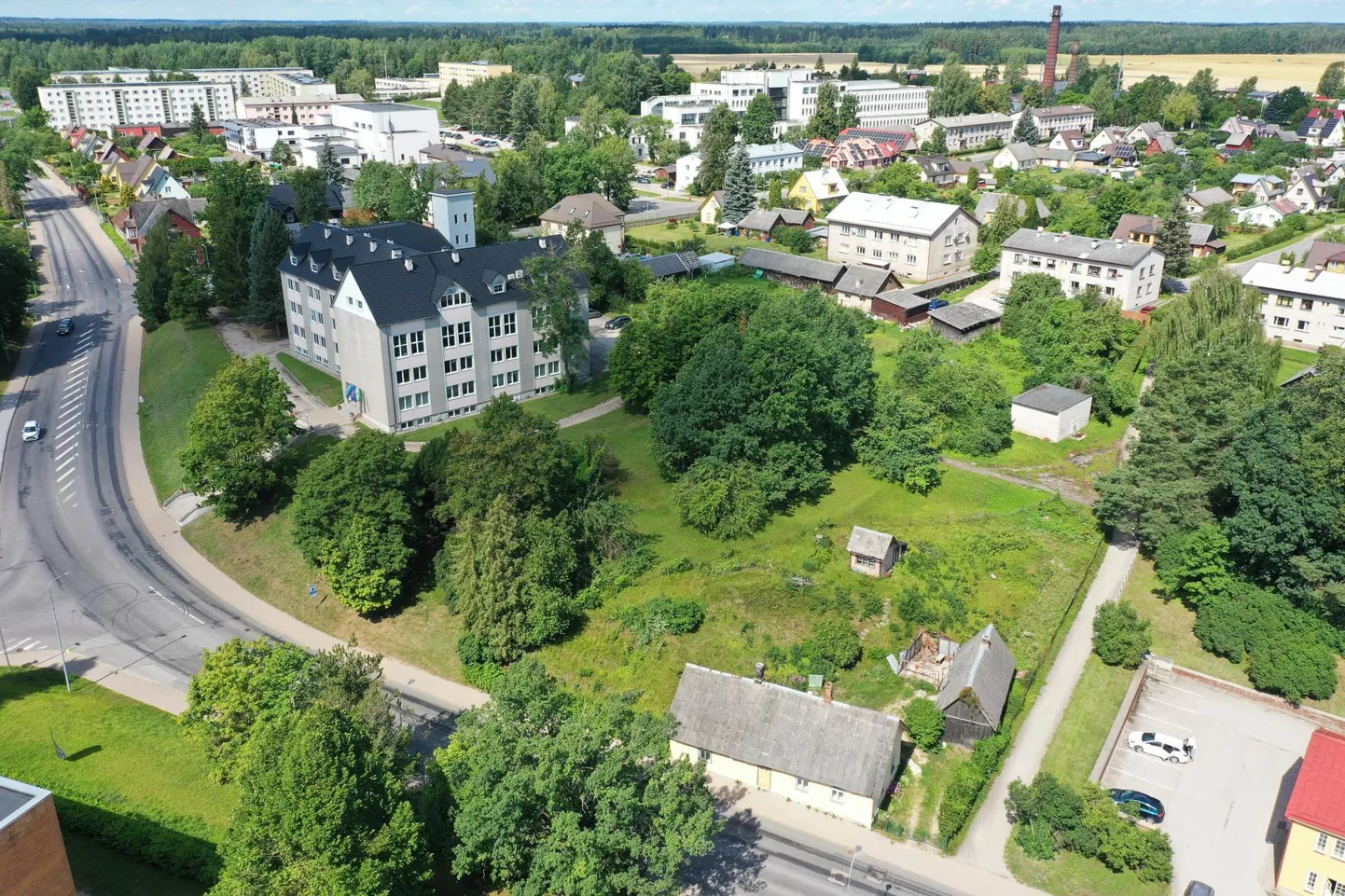 Põlvas on Kesk tänav 18 krundile plaanis ehitada mitmekorruseline korterelamu. Vasakul on endine maavalitsuse hoone aadressil Kesk 20.