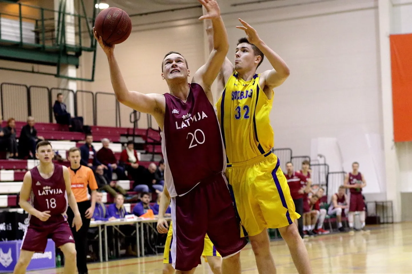 Latvijas U-18 basketbola izlases spēlētājs Mikus Brencāns (centrā).