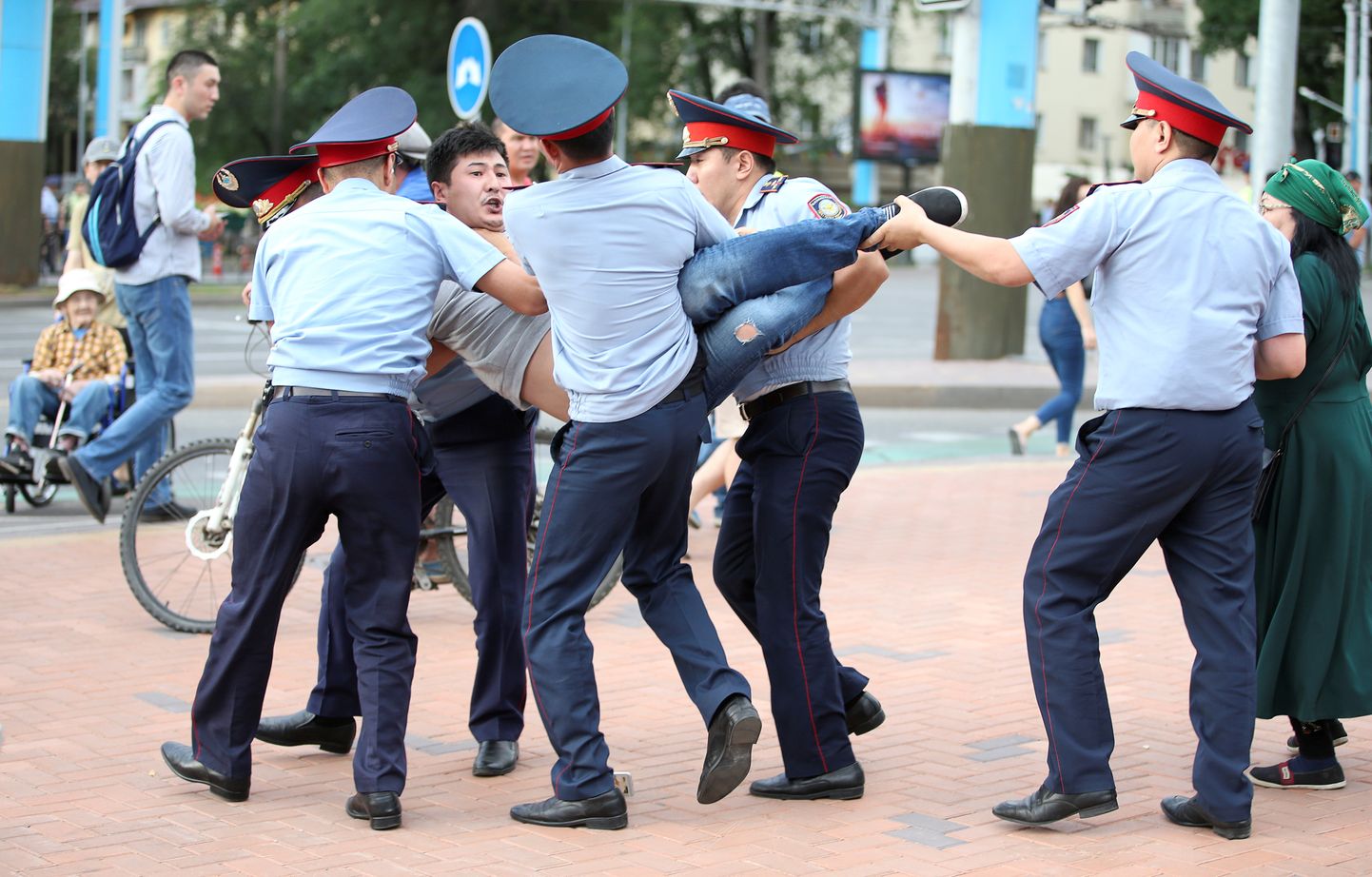 Kasahstani politsei ajamas laiali meelavaldust, milles protesteerijad nõudsid tuntud aktivisti, Serikzhan Bilashi, vabastamist.