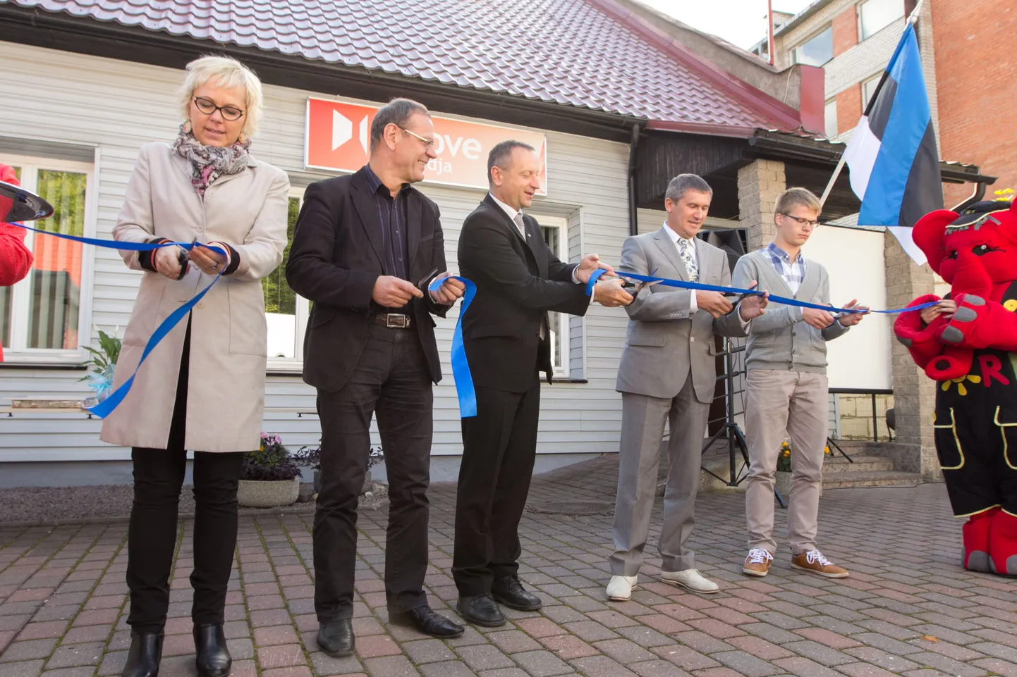 Valgamaa Rajaleidja keskuse avamise haripunkt oli lindilõikamine, mis leidis aset politsei maskoti Lõvi Leo ja TORE-Vandi valvsa pilgu all. Oma panuse andsid SA Innove Rajaleidja arenduskeskuse juhataja Urve Sellenberg (vasakult), Valga maavalitsuse maasekretär Tõnis Lass, Valga linnapea Kalev Härk, hoone omanik ja ettevõtja Allain Karuse ning aasta maanoor Timo Arbeiter.