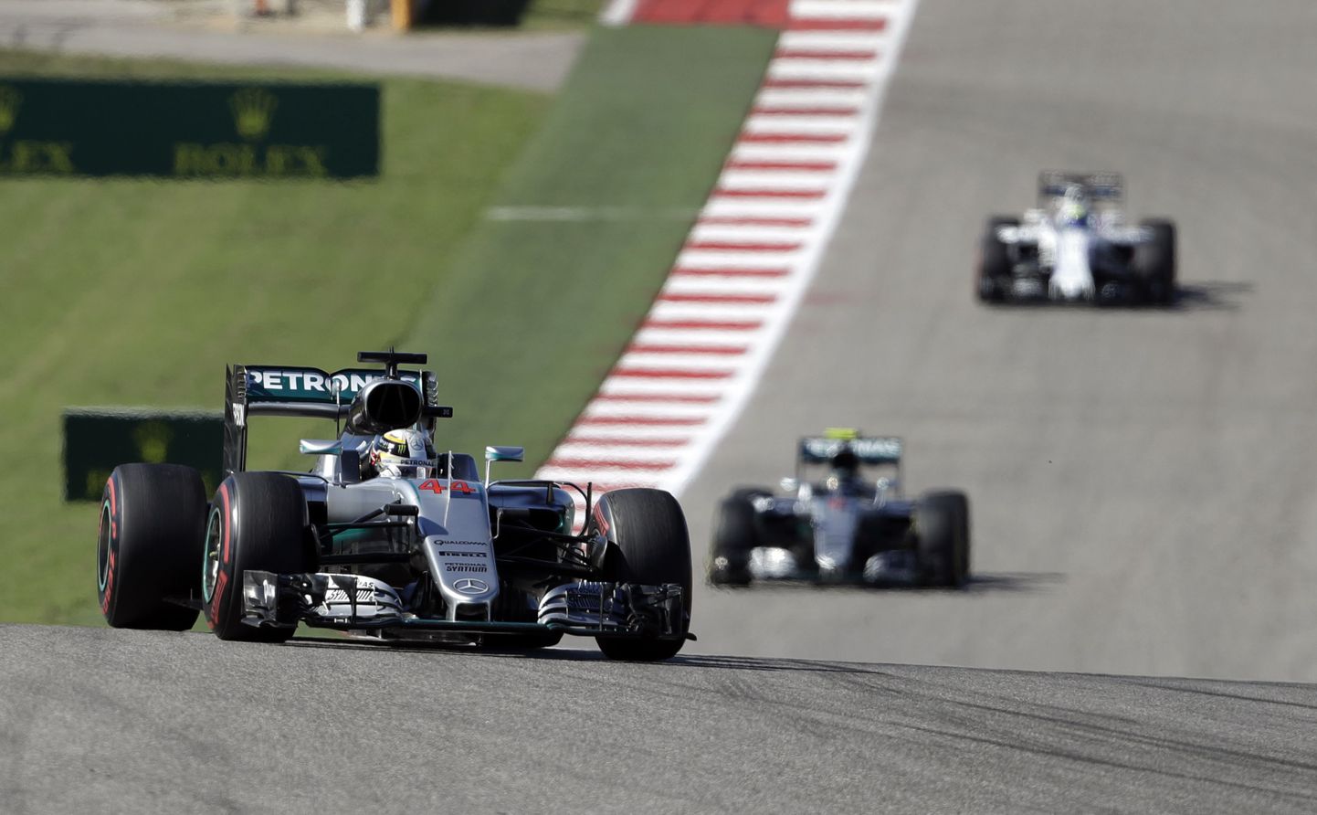 Lewis Hamilton (esiplaanil) peab meeskonnakaaslase Nico Rosbergi USA etapil kindlasti selja taha jätma.