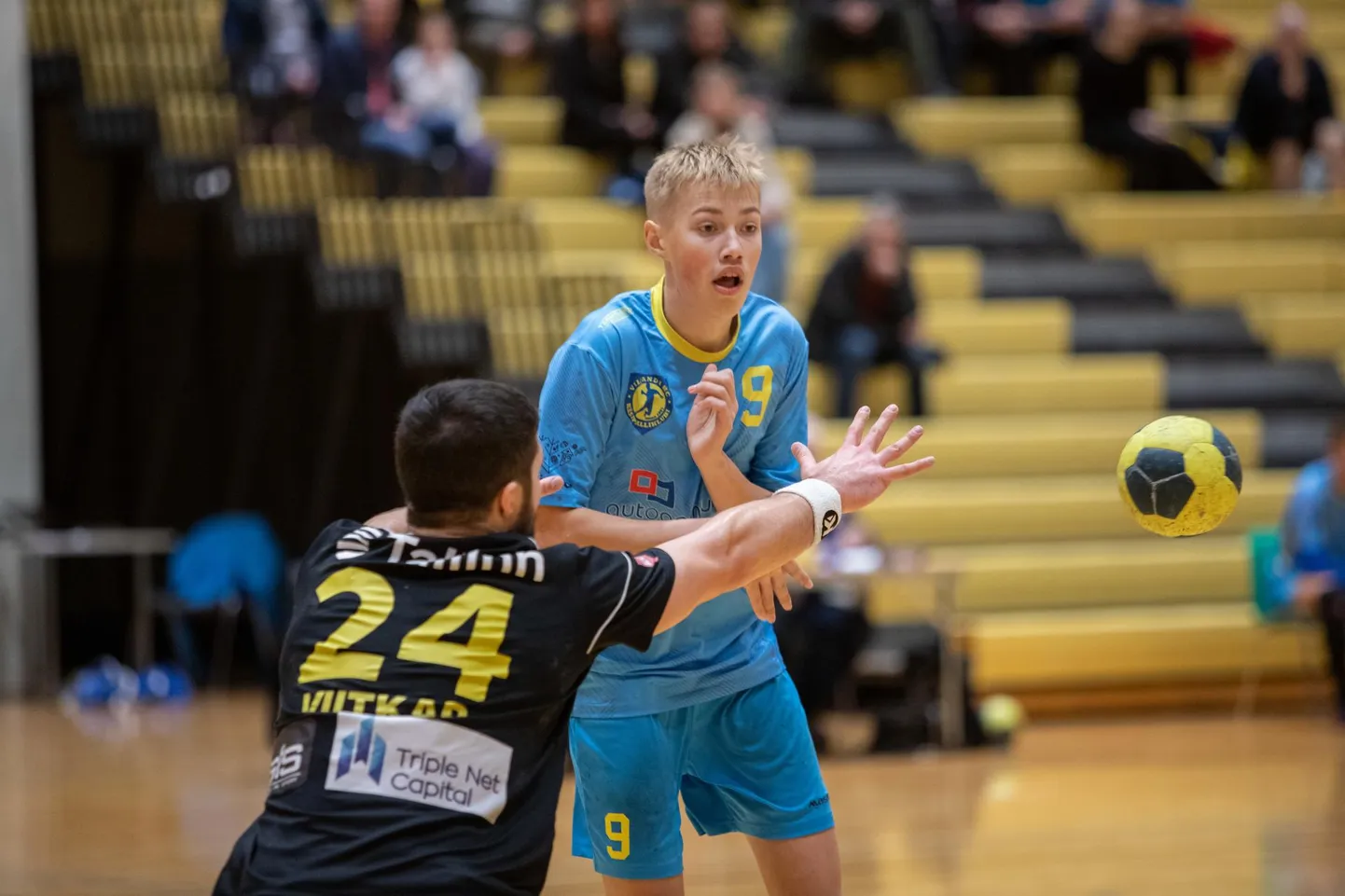 Kolmapäevasel esiliiga kohtumisel Viljandi Spordikooli meeskonnas kuus väravat visanud Hendrik Koks kannab väravate eest hoolt ka Viljandi HC koosseisus nii kodumaises meistriliigas kui Balti liigas.