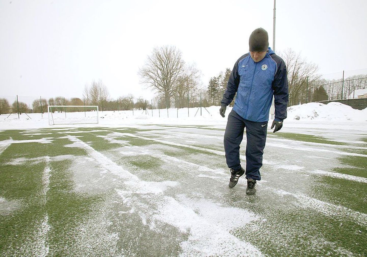 Tренер дублирующего состава и молодежной команды тартуского клуба Tammeka Индрек Козер показывает лед, который образовался на искусст­венном травяном покрытии. С учетом нашего климата в марте эта площадка может выглядеть точно так же.