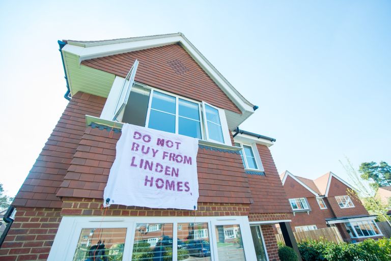 Плакат Марка Буллера призывает не покупать дома, построенные Linden Homes.