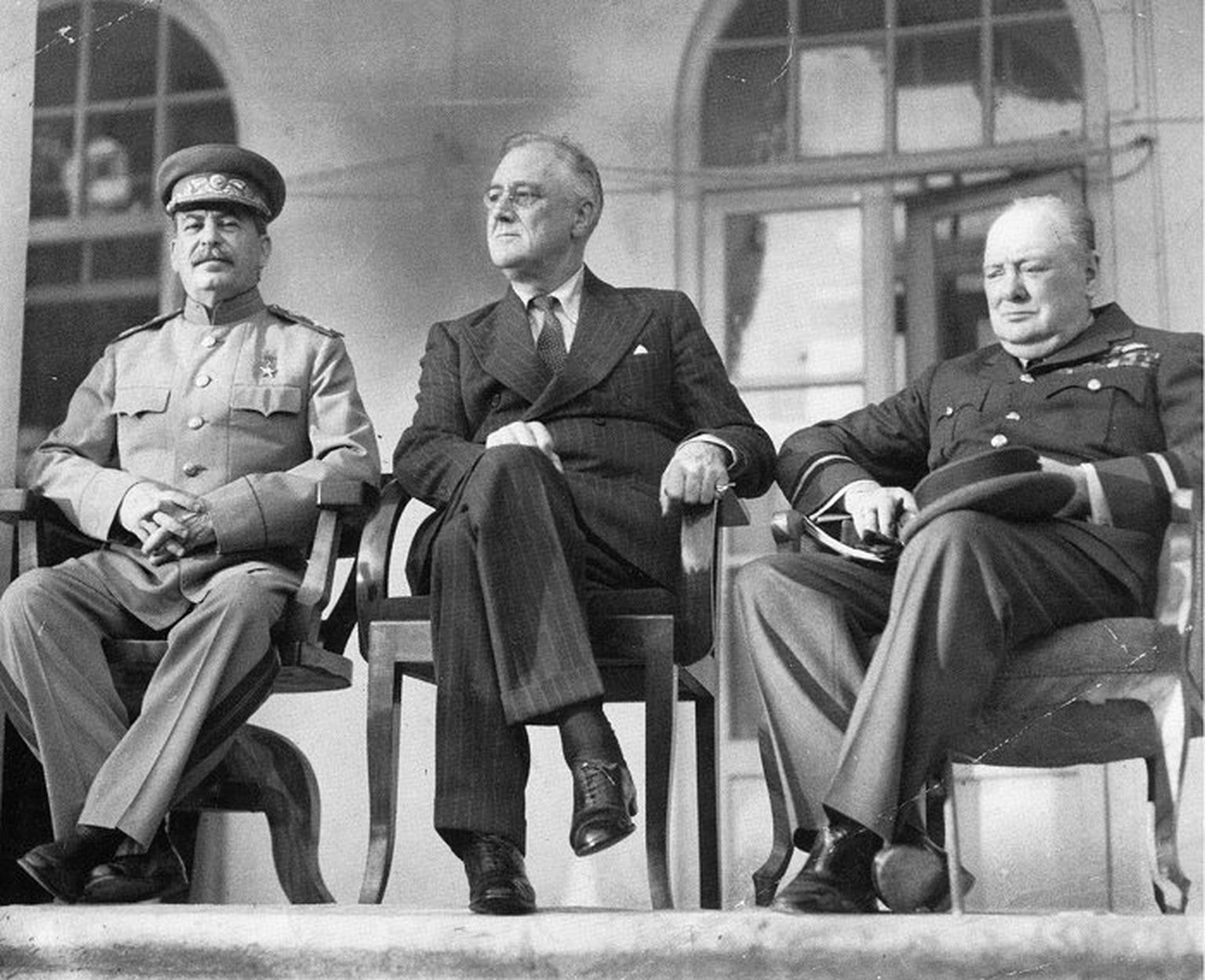 Tippkohtumine 1943. aasta lõpus Teheranis oli esimene, millest võttis osa ka Nõukogude Liidu riigijuht Jossif Stalin (vasakul). USA president Franklin D. Roosevelt (keskel) nägi selles võimalust seada sisse eriti usalduslikud suhted kahe riigi vahel. Enne Teherani reisimist keeldus ta kohtumisest Suurbritannia peaministri Winston Churchilliga, kes tahtis kooskõlastada USA ja Briti läbirääkimispositsioone.