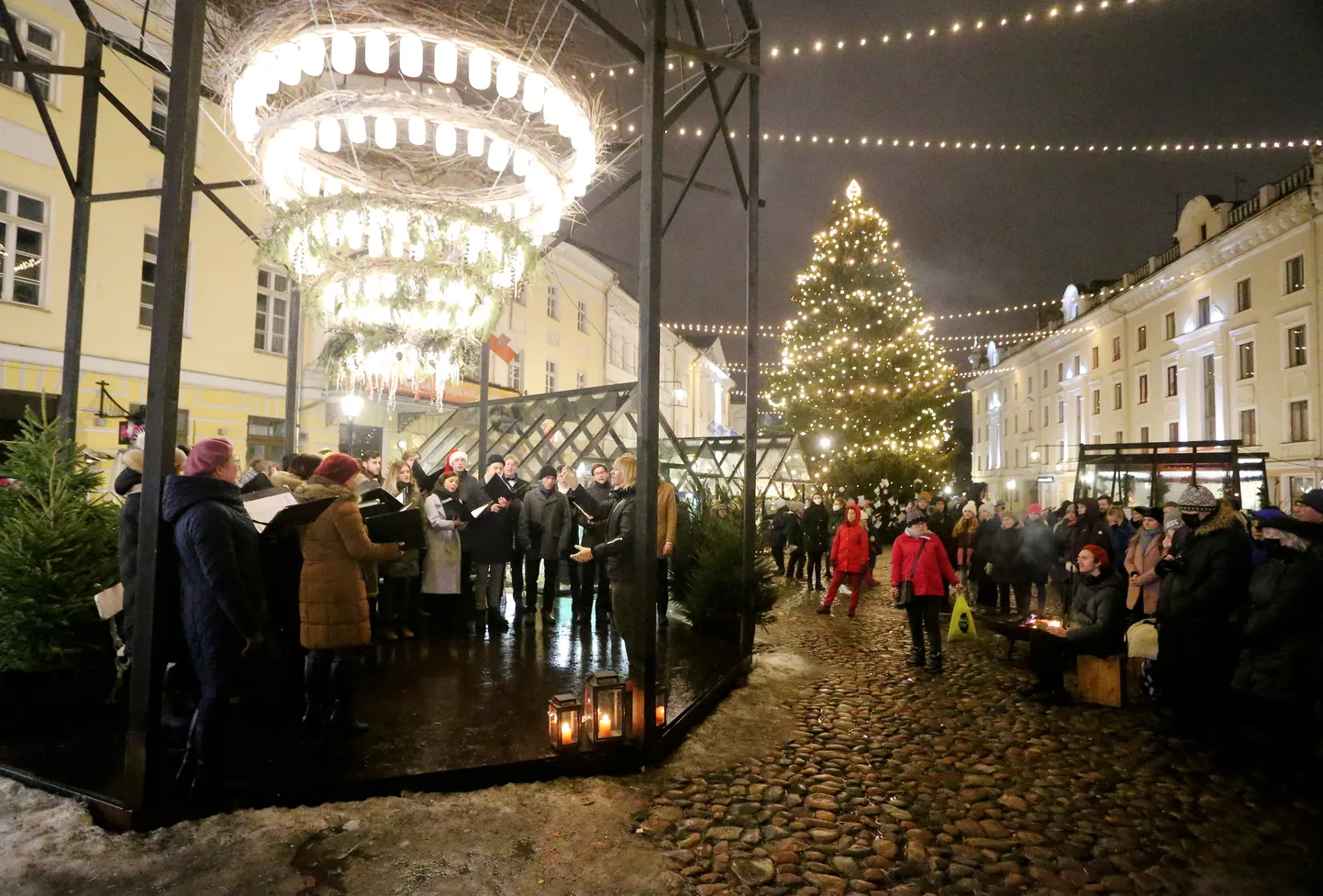 Jõululinn Tartu raekoja platsil.