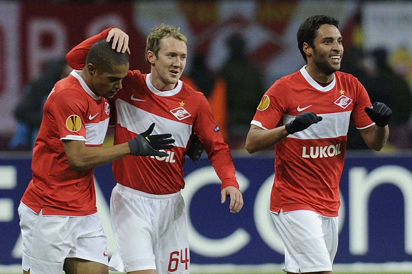 Aiden McGeady (keskel) koos meeskonnakaaslaste Wellitoni (vasakul) ja Ibsoniga.