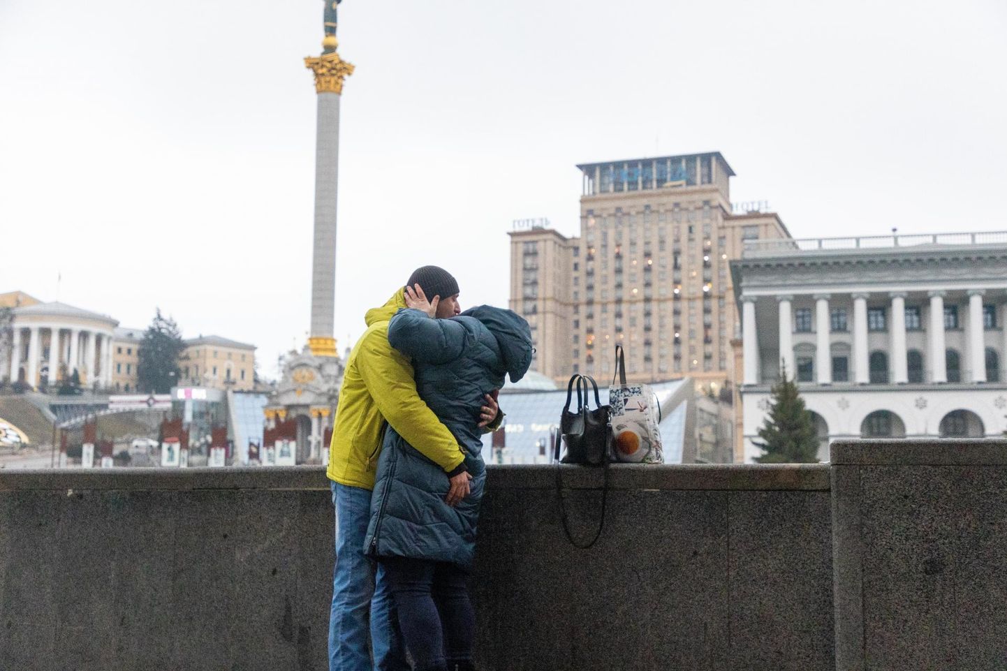 Ukraina kaitseks relva kätte võtva vabatahtliku ja teda pisarsilmil teele saatnud naise kuum suudlus Kiievi kesklinnas.